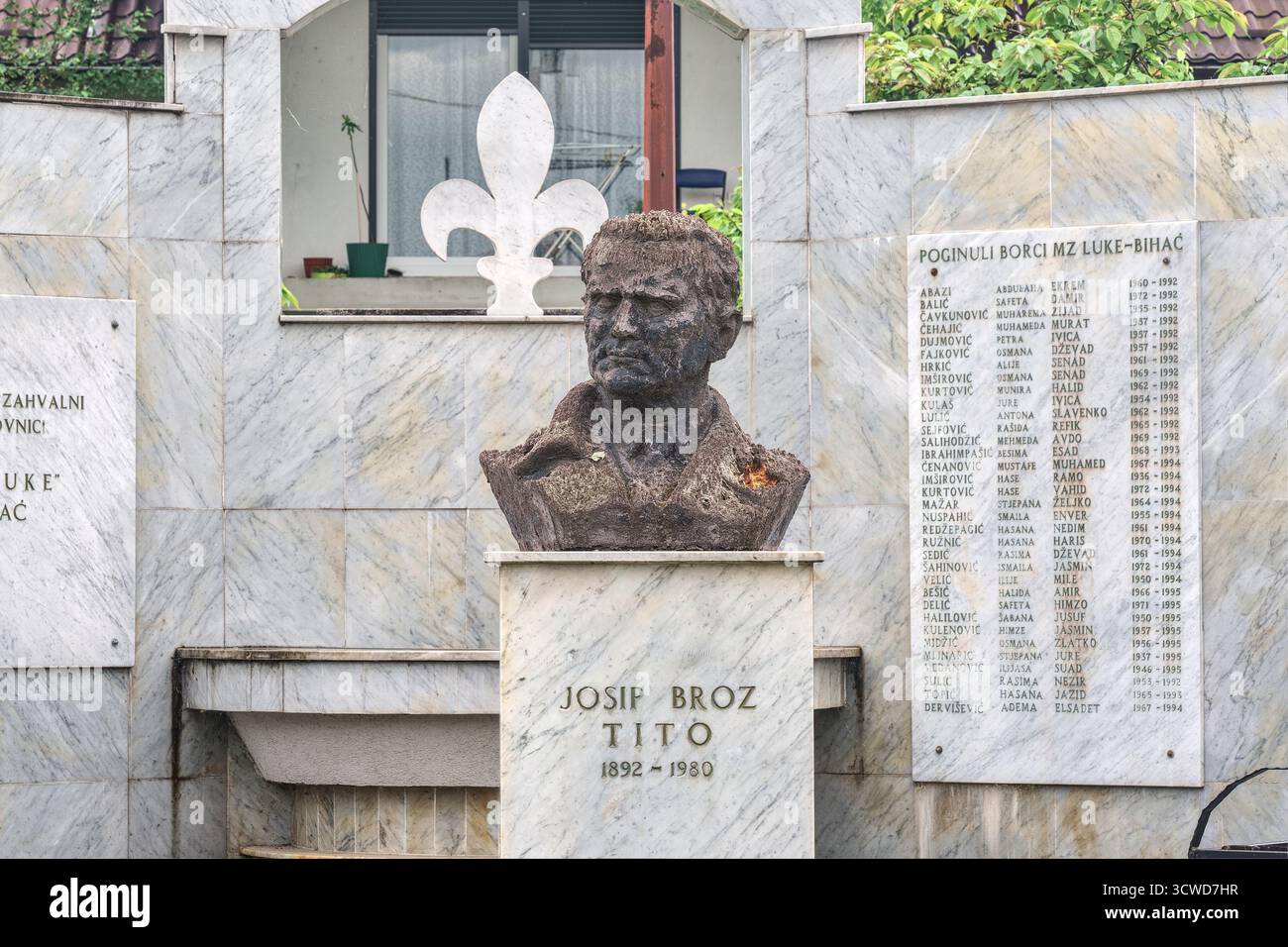 Bosnie-Herzégovine, Bihać (Mun.), Bihać : buste Tito dans la roseraie de Tito ('Bista Josipa Broza Tita u Park Titov ružičnjak') devant le Memori Banque D'Images