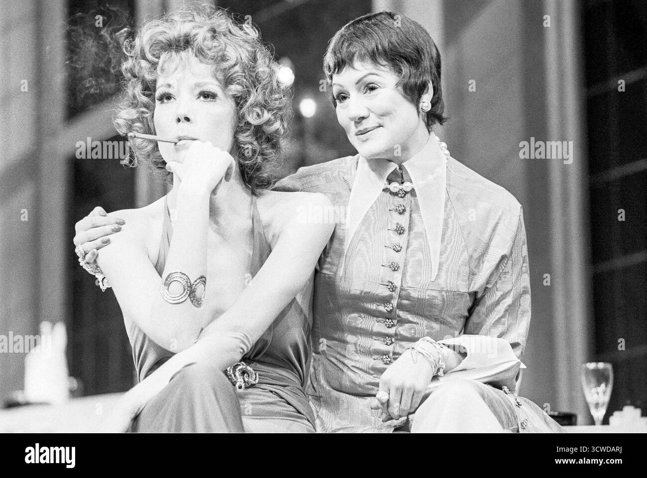 de gauche à droite : Diana Rigg (Celimene), Gillian Barge (Arsinoe) dans LA MISANTHROPE de Molière dans une nouvelle version anglaise de Tony Harrison au National Theatre (NT), The Old Vic, Londres SE1 22/02/1973 design : Tanya Moiseiwitsch réalisateur : John Dexter Banque D'Images
