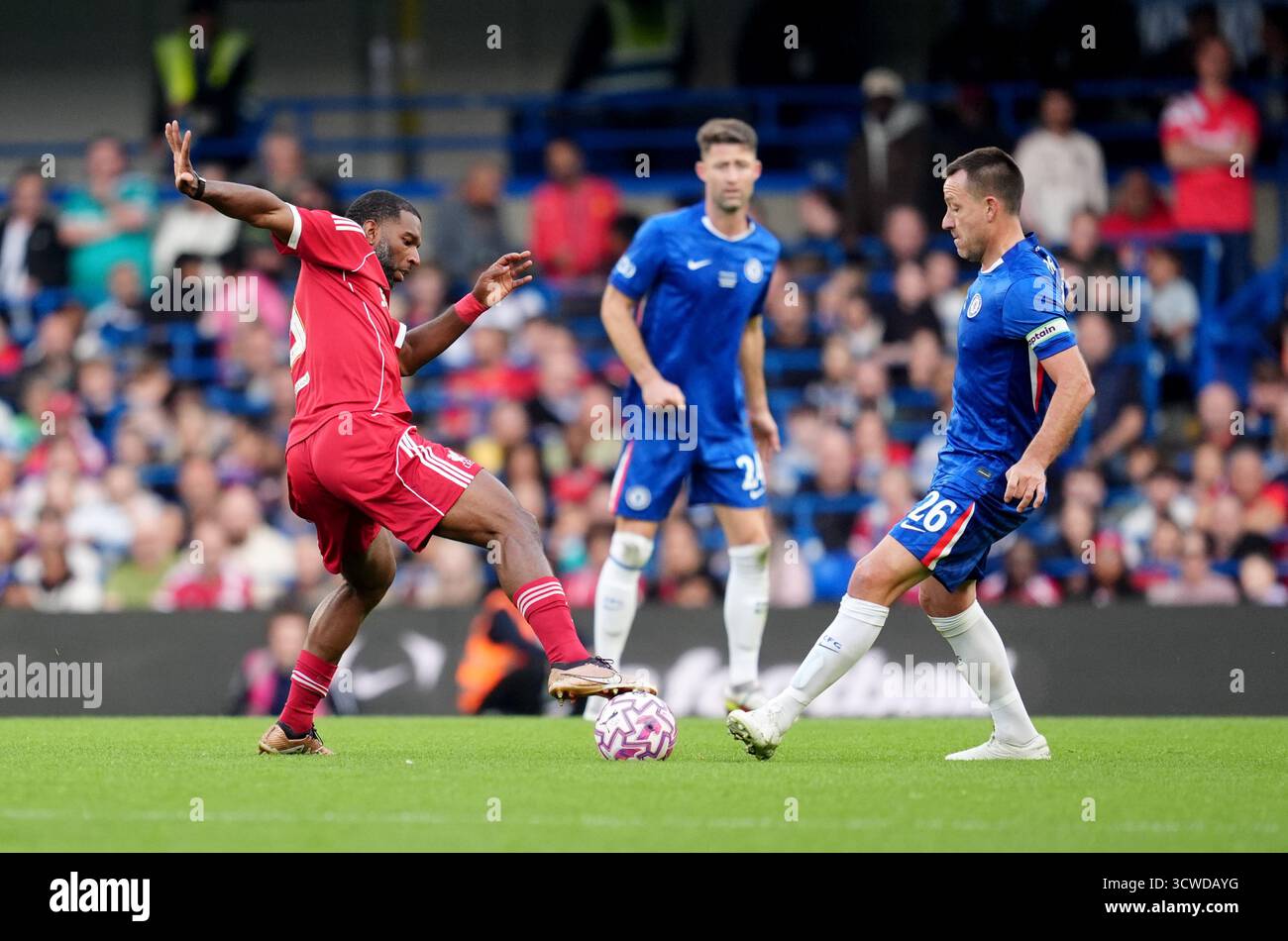Ryan Babel de Liverpool (à gauche) et John Terry de Chelsea (à droite) se battent pour le ballon lors du match des légendes à Stamford Bridge, Londres. Date de la photo : samedi 11 octobre 2025. Banque D'Images
