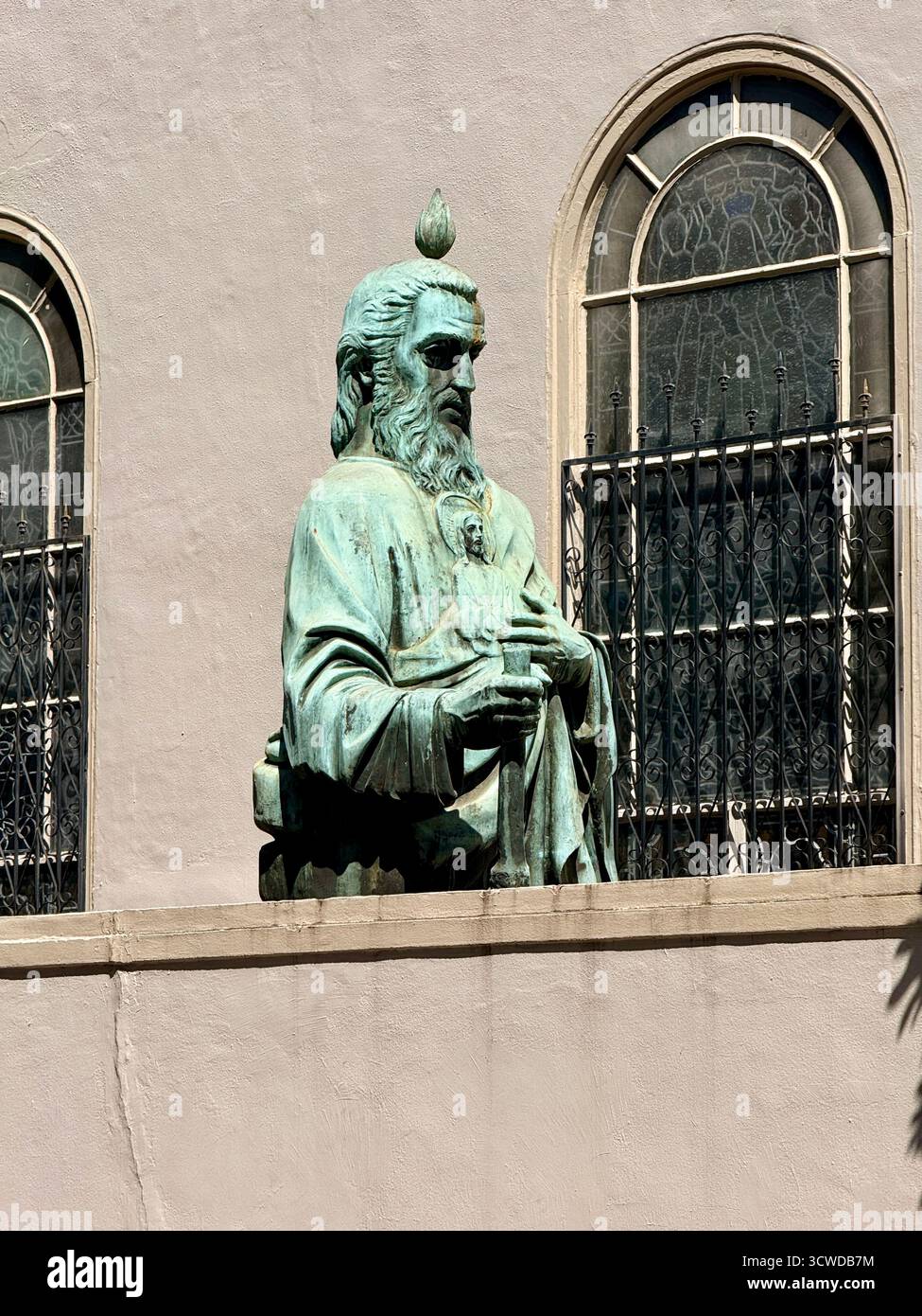 Statue en bronze d'un saint devant une église historique de la Nouvelle-Orléans - Image de stock capturée avec un smartphone