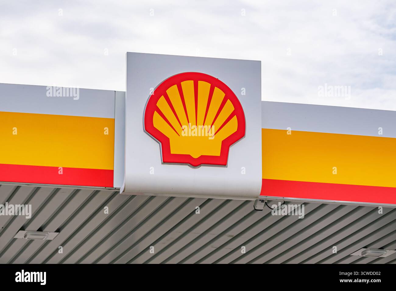 Logo de la société pétrolière et gazière Shell à la station-service Banque D'Images