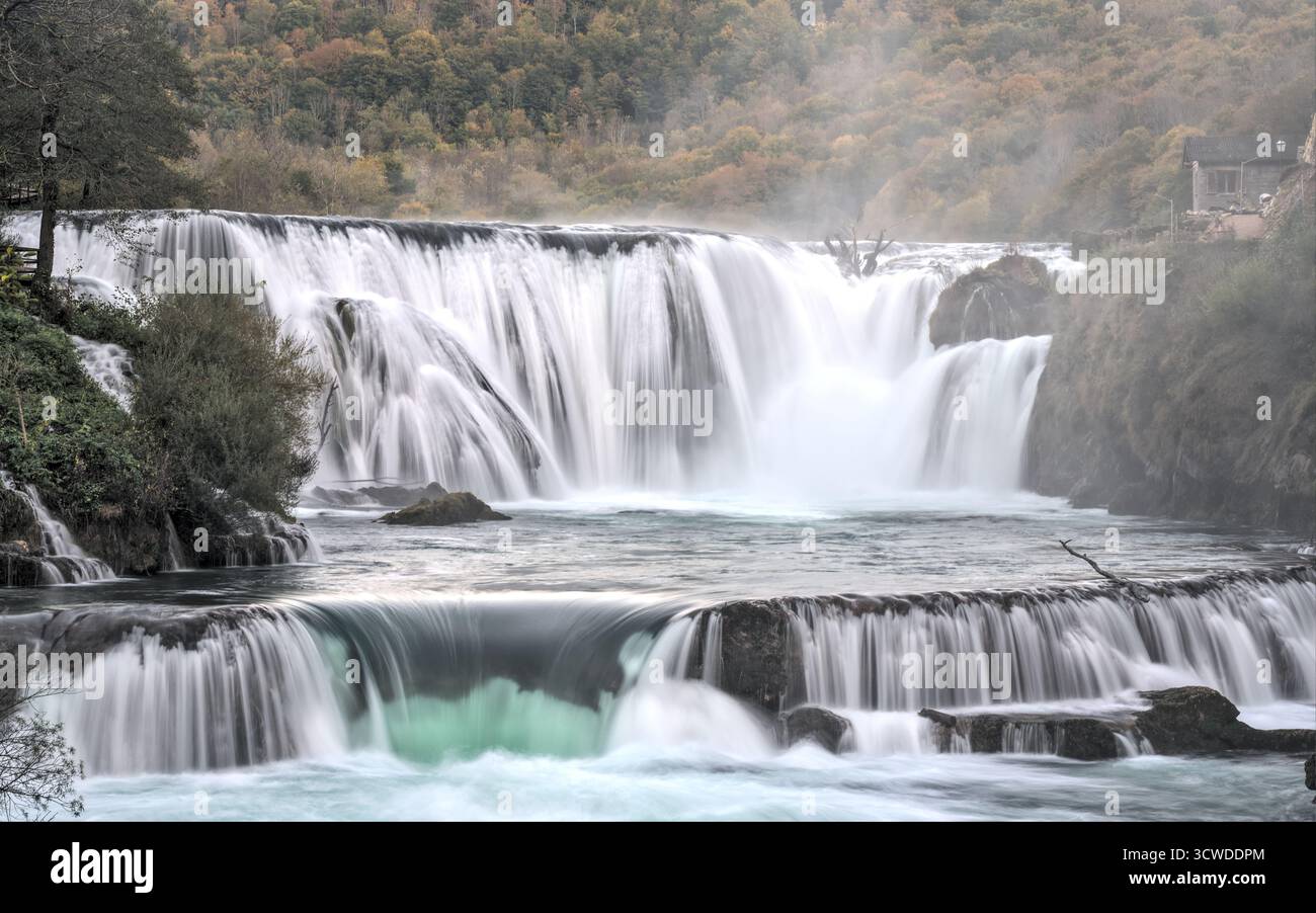 Bosnie-Herzégovine, Bihać (Mun.), Ćelije : cascade de Štrbački de la rivière Una ('Štrbački buk') Banque D'Images