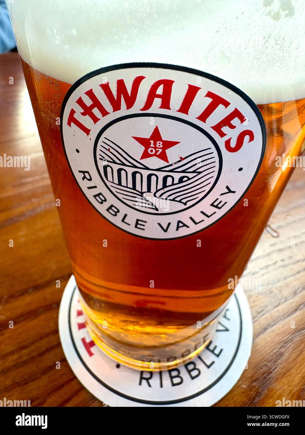 Bière Thwaites, pinte de bière dans un verre à bière Thwaites Banque D'Images
