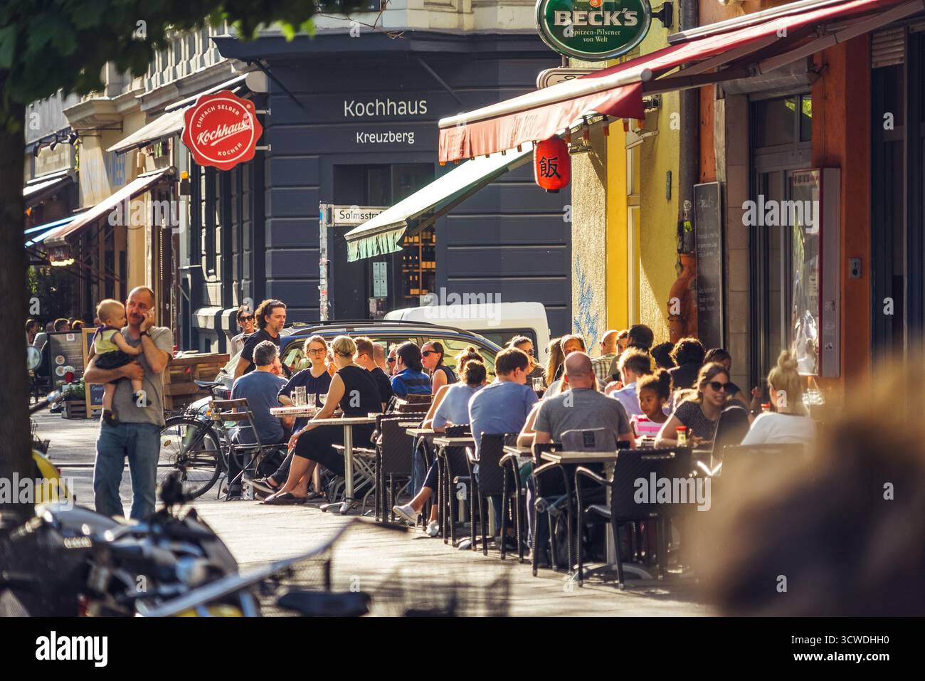 Cafés de rue animés dans la Bergmannstraße, Kreuzberg, Berlin, Allemagne Banque D'Images