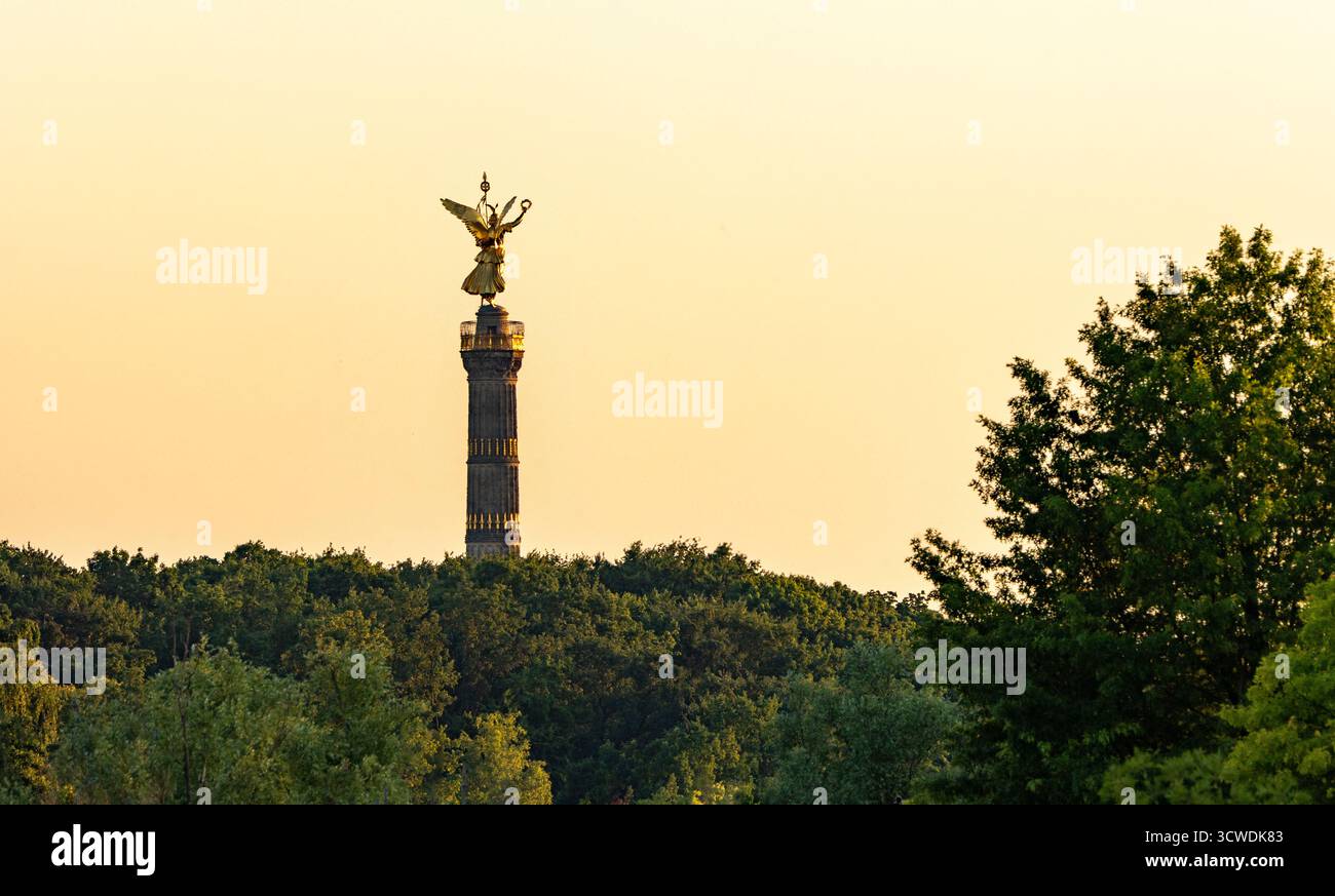Die Siegessäule ('Goldelse') im Tiergarten, Berlin. Vergoldete Bronzeskulptur von Friedrich Drake, 1873 Banque D'Images