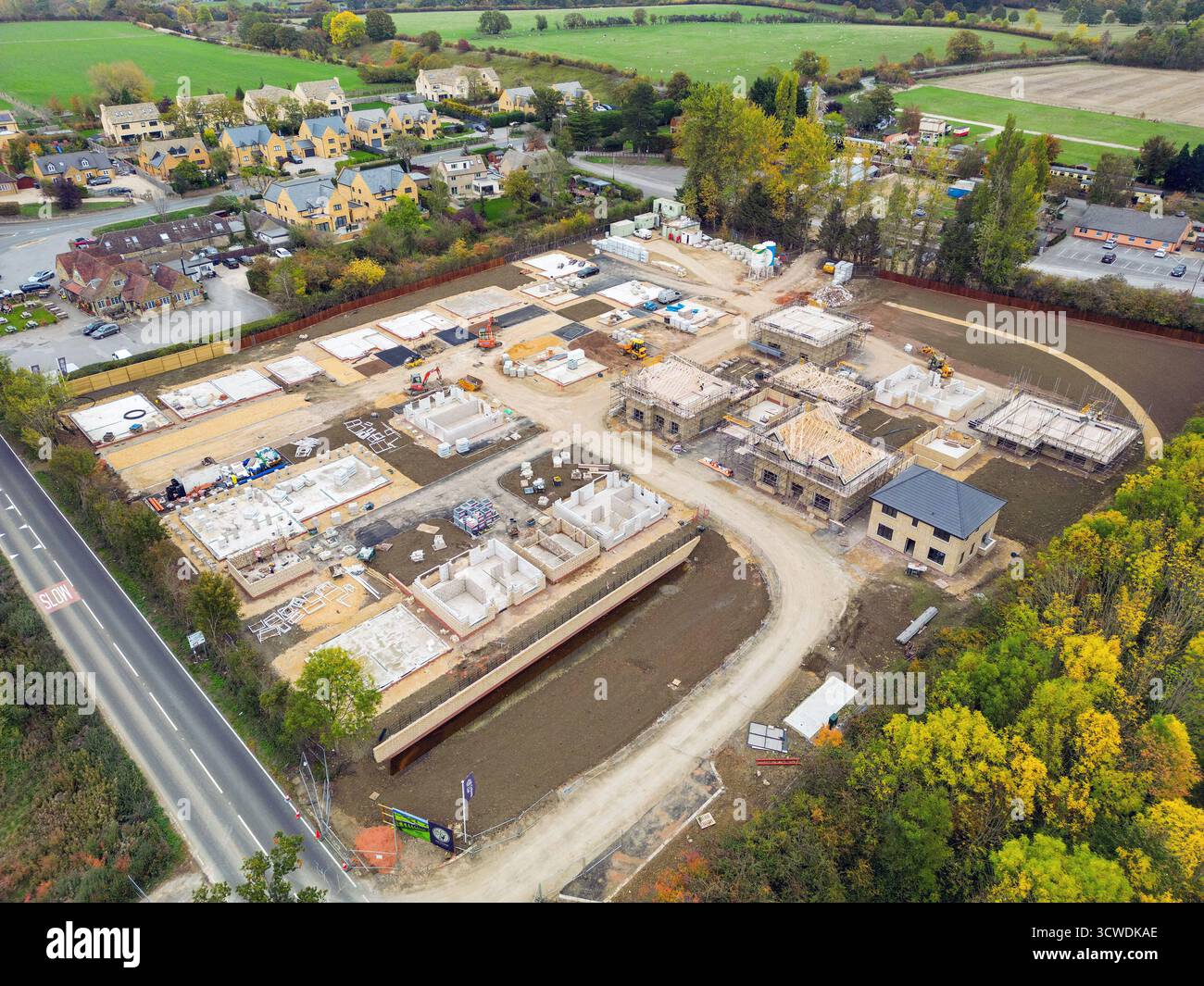Toddington, Gloucestershire, Angleterre, Royaume-Uni - 10 octobre 2025 : vue aérienne d'un nouveau lotissement de maisons de luxe dans le village de Toddington. Banque D'Images Toddington, Gloucestershire, Angleterre, Royaume-Uni - 10 octobre 2025 : vue aérienne d'un nouveau lotissement de maisons de luxe dans le village de Toddington. Banque D'Images