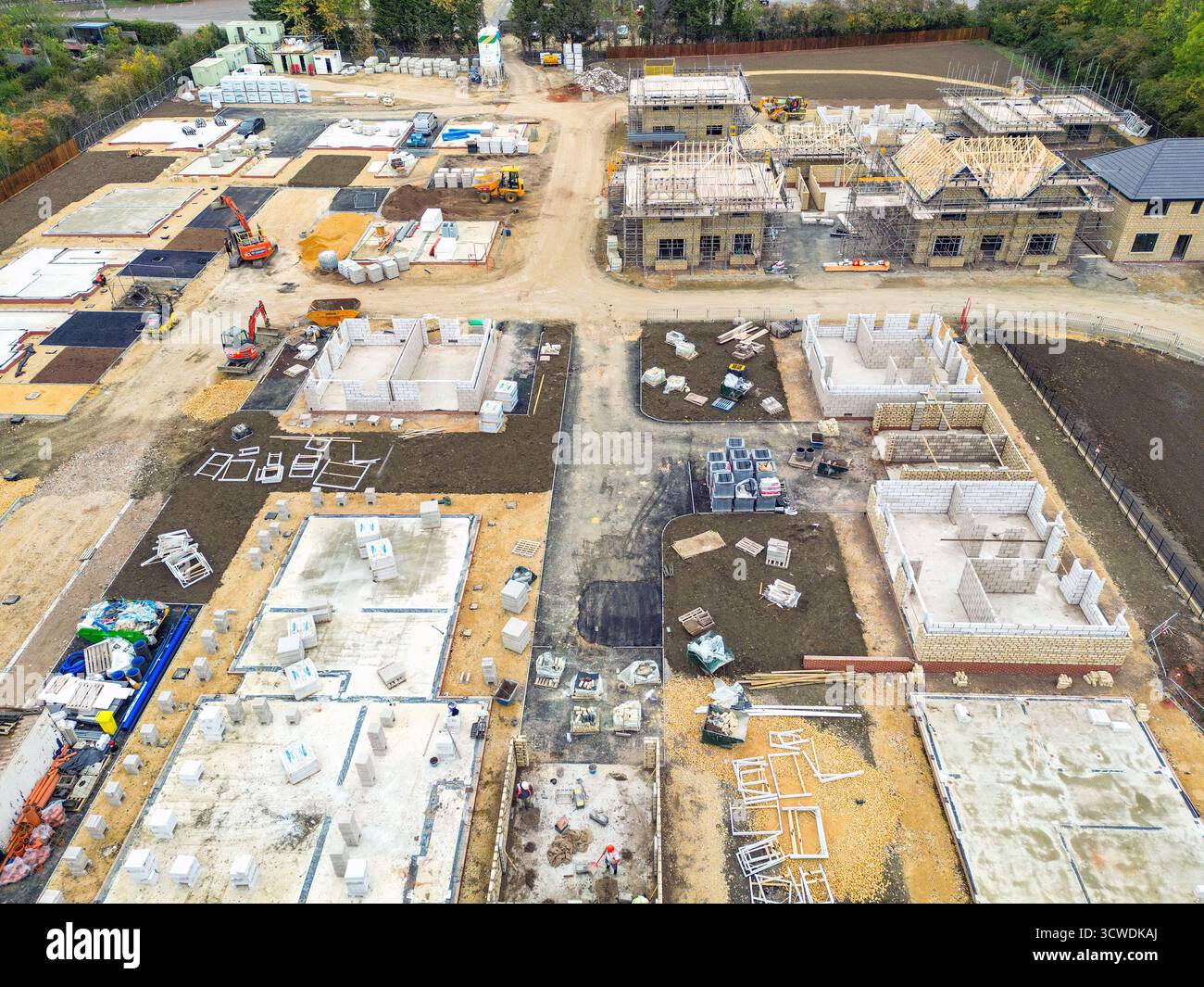 Toddington, Gloucestershire, Angleterre, Royaume-Uni - 10 octobre 2025 : vue aérienne d'un nouveau lotissement de maisons de luxe dans le village de Toddington. Banque D'Images Toddington, Gloucestershire, Angleterre, Royaume-Uni - 10 octobre 2025 : vue aérienne d'un nouveau lotissement de maisons de luxe dans le village de Toddington. Banque D'Images