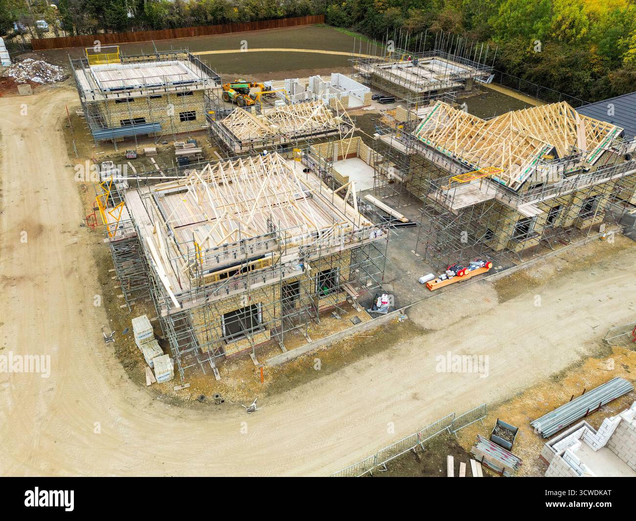 Toddington, Gloucestershire, Angleterre, Royaume-Uni - 10 octobre 2025 : vue aérienne d'un nouveau lotissement de maisons de luxe dans le village de Toddington. Banque D'Images Toddington, Gloucestershire, Angleterre, Royaume-Uni - 10 octobre 2025 : vue aérienne d'un nouveau lotissement de maisons de luxe dans le village de Toddington. Banque D'Images