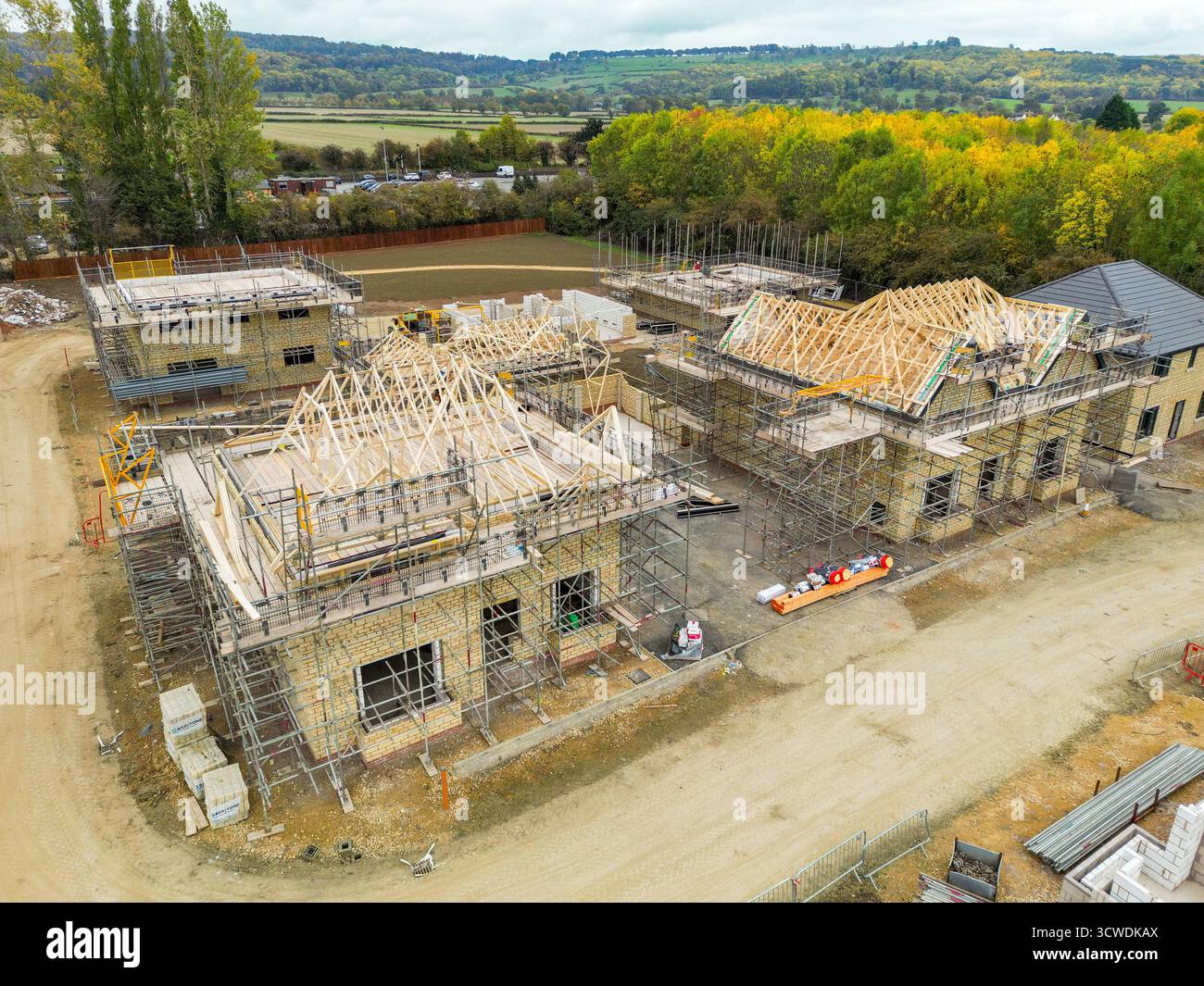 Toddington, Gloucestershire, Angleterre, Royaume-Uni - 10 octobre 2025 : vue aérienne d'un nouveau lotissement de maisons de luxe dans le village de Toddington. Banque D'Images Toddington, Gloucestershire, Angleterre, Royaume-Uni - 10 octobre 2025 : vue aérienne d'un nouveau lotissement de maisons de luxe dans le village de Toddington. Banque D'Images