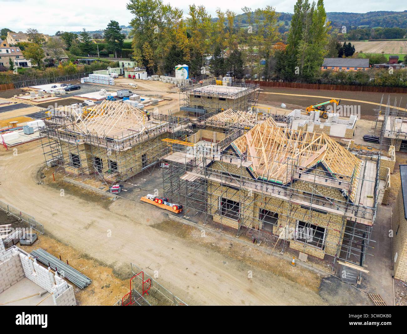 Toddington, Gloucestershire, Angleterre, Royaume-Uni - 10 octobre 2025 : vue aérienne d'un nouveau lotissement de maisons de luxe dans le village de Toddington. Banque D'Images Toddington, Gloucestershire, Angleterre, Royaume-Uni - 10 octobre 2025 : vue aérienne d'un nouveau lotissement de maisons de luxe dans le village de Toddington. Banque D'Images