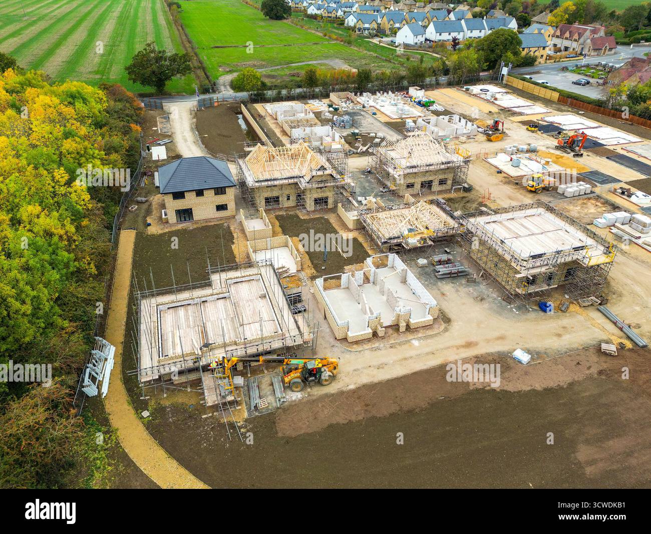 Toddington, Gloucestershire, Angleterre, Royaume-Uni - 10 octobre 2025 : vue aérienne d'un nouveau lotissement de maisons de luxe dans le village de Toddington. Banque D'Images Toddington, Gloucestershire, Angleterre, Royaume-Uni - 10 octobre 2025 : vue aérienne d'un nouveau lotissement de maisons de luxe dans le village de Toddington. Banque D'Images
