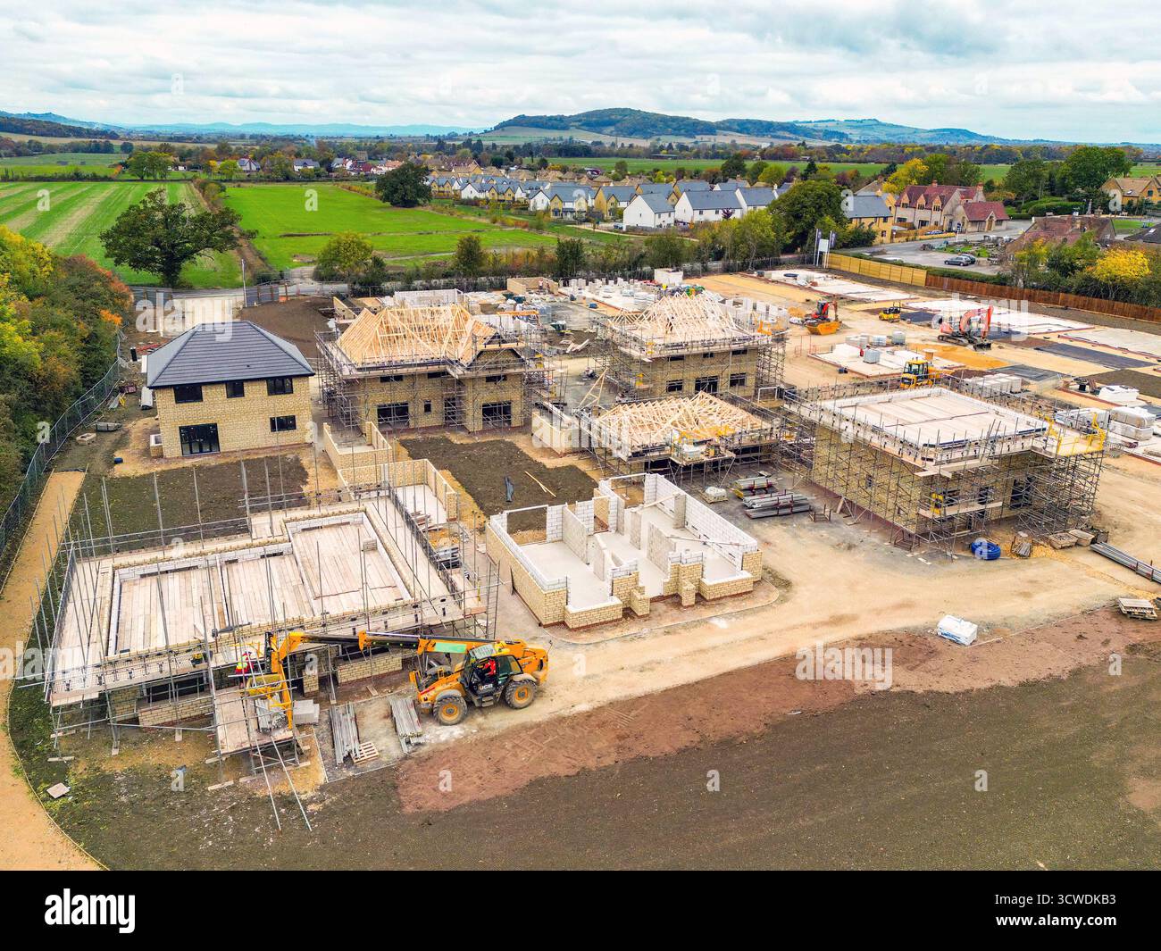 Toddington, Gloucestershire, Angleterre, Royaume-Uni - 10 octobre 2025 : vue aérienne d'un nouveau lotissement de maisons de luxe dans le village de Toddington. Banque D'Images Toddington, Gloucestershire, Angleterre, Royaume-Uni - 10 octobre 2025 : vue aérienne d'un nouveau lotissement de maisons de luxe dans le village de Toddington. Banque D'Images