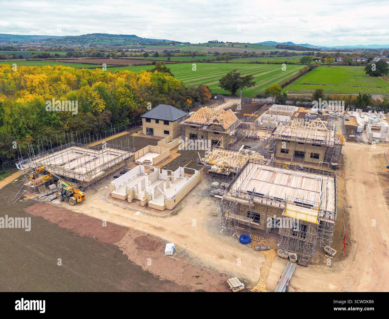 Toddington, Gloucestershire, Angleterre, Royaume-Uni - 10 octobre 2025 : vue aérienne d'un nouveau lotissement de maisons de luxe dans le village de Toddington. Banque D'Images Toddington, Gloucestershire, Angleterre, Royaume-Uni - 10 octobre 2025 : vue aérienne d'un nouveau lotissement de maisons de luxe dans le village de Toddington. Banque D'Images