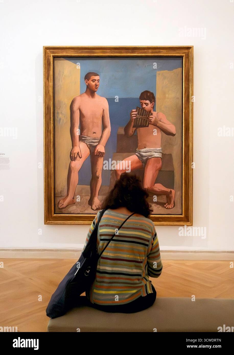Une femme regardant le tableau de Pablo Picasso la flûte de Pan au Musée Picasso, Marais, Paris, France Banque D'Images