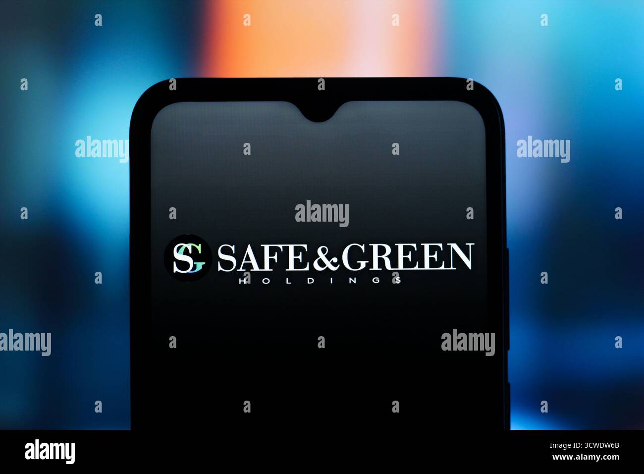 Dans cette illustration photo, le logo Safe & Green Holdings (SG) est affiché sur l'écran d'un smartphone. Banque D'Images