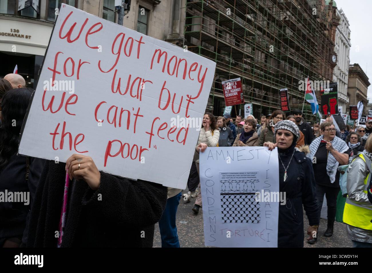 Glasgow, Écosse, 11e octobre 2025. Un rassemblement national pro-palestinien traverse le centre de la ville, à Glasgow, en Écosse, le 11 octobre 2025. Photo : Jeremy Sutton-Hibbert/Alamy Live News. Banque D'Images