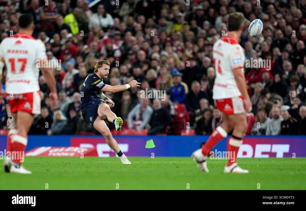 Adam Keighran des Wigan Warriors frappe un penalty lors de la Grande finale de Betfred Super League à Old Trafford, Manchester. Date de la photo : samedi 11 octobre 2025. Banque D'Images