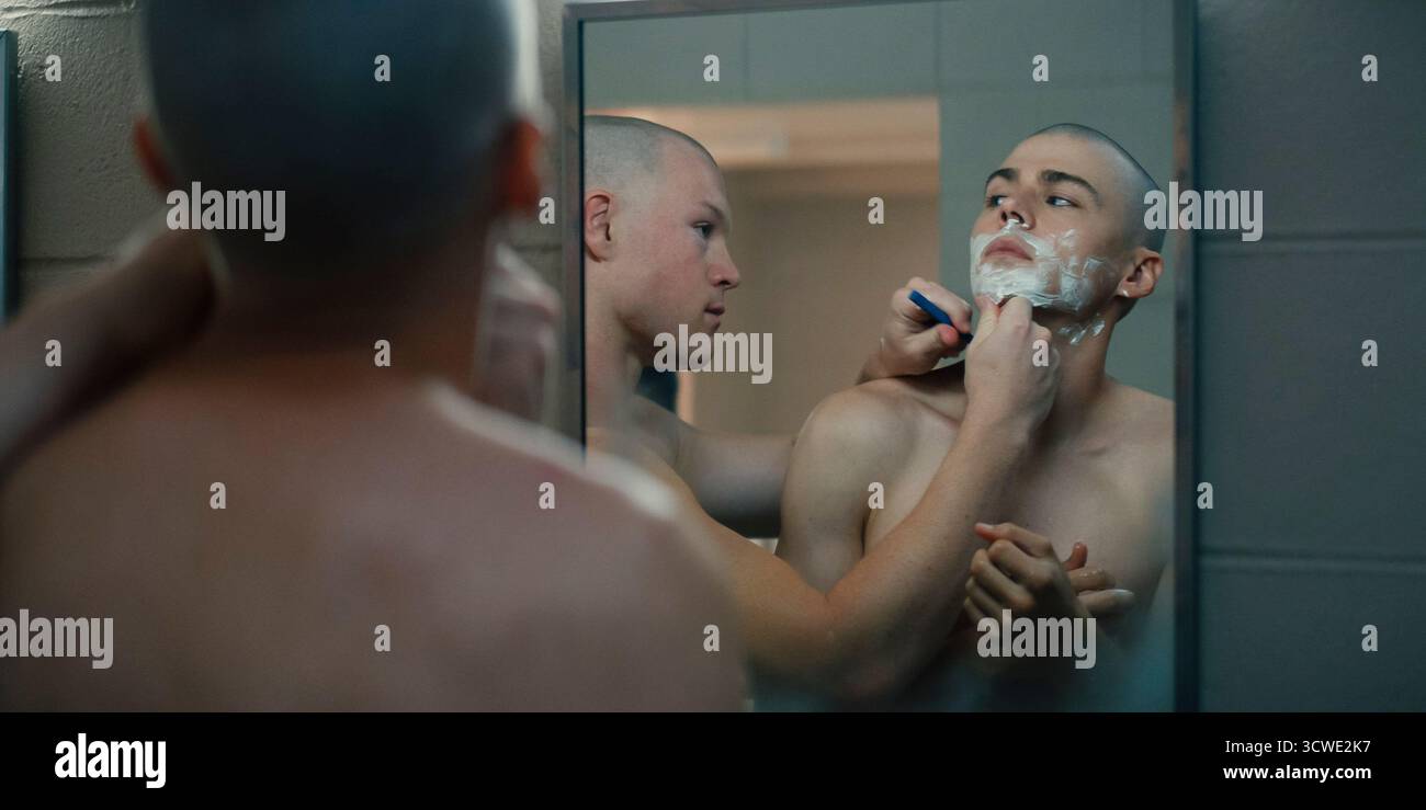 Boots (2025-) série télévisée créée par Andy Parker et mettant en vedette Miles Heizer et Angus O'Brien. Situé en 1990, ce drame militaire de l'âge adulte suit Cameron Cope, adolescent gay intimidé, qui rejoint le corps des Marines des États-Unis avec son meilleur ami, confronté à la fois à l'adversité extérieure et à sa propre identité pendant le camp d'entraînement. Publicité de la saison 1, épisode 1 'The Pink Marine' À USAGE ÉDITORIAL EXCLUSIF. Crédit : BFA / Netflix Banque D'Images Boots (2025-) série télévisée créée par Andy Parker et mettant en vedette Miles Heizer et Angus O'Brien. Situé en 1990, ce drame militaire de l'âge adulte suit Cameron Cope, adolescent gay intimidé, qui rejoint le corps des Marines des États-Unis avec son meilleur ami, confronté à la fois à l'adversité extérieure et à sa propre identité pendant le camp d'entraînement. Publicité de la saison 1, épisode 1 'The Pink Marine' À USAGE ÉDITORIAL EXCLUSIF. Crédit : BFA / Netflix Banque D'Images