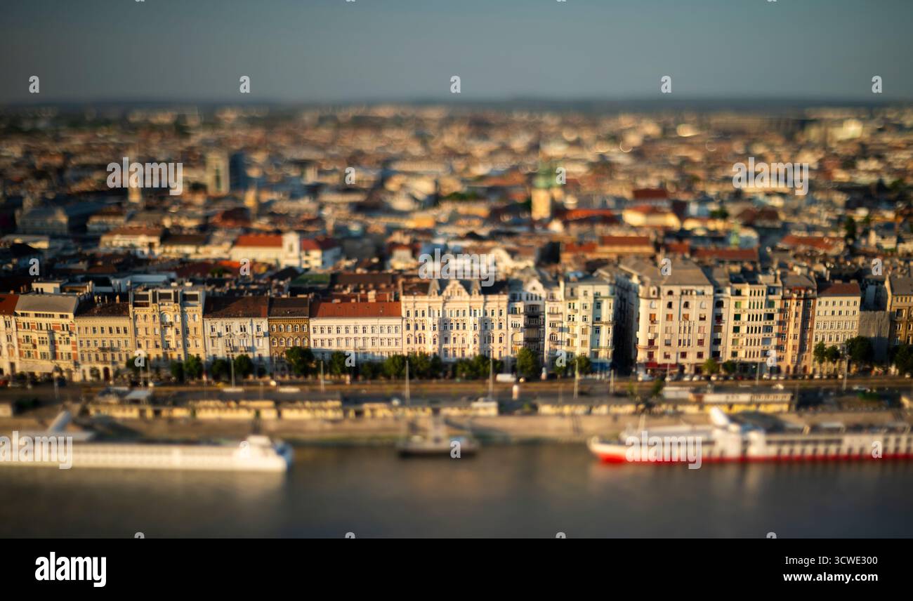 Les bâtiments de Budapest le long du Danube en plein jour, vue sur le paysage urbain inclinable. Banque D'Images