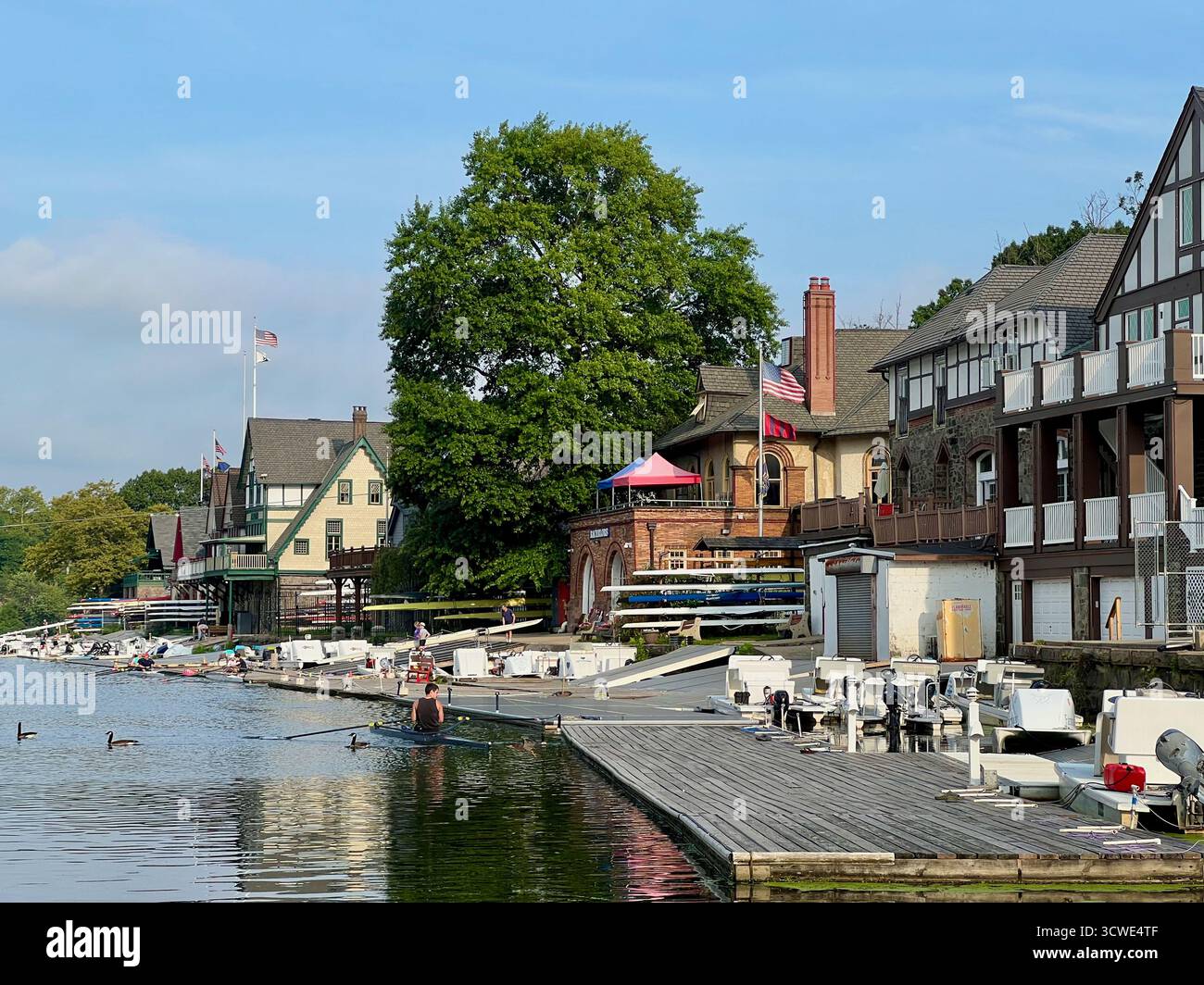 Un rameur retourne aux quais de Boathouse Row sur Kelly Drive à Philadelphie, PA. Banque D'Images