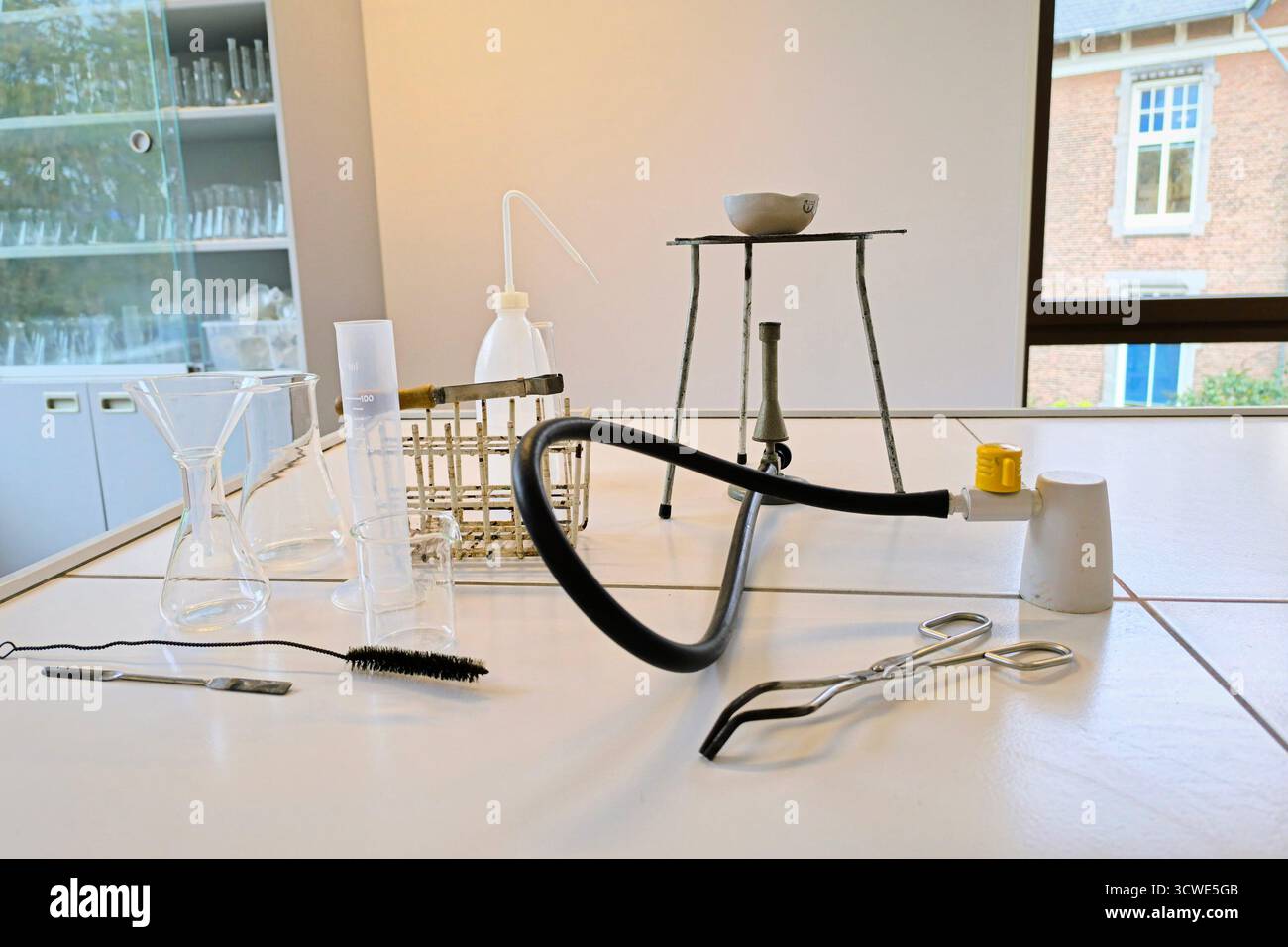Divers outils de chimie et verrerie disposés dans un laboratoire scolaire pour des expériences scientifiques et des leçons pratiques. Banque D'Images
