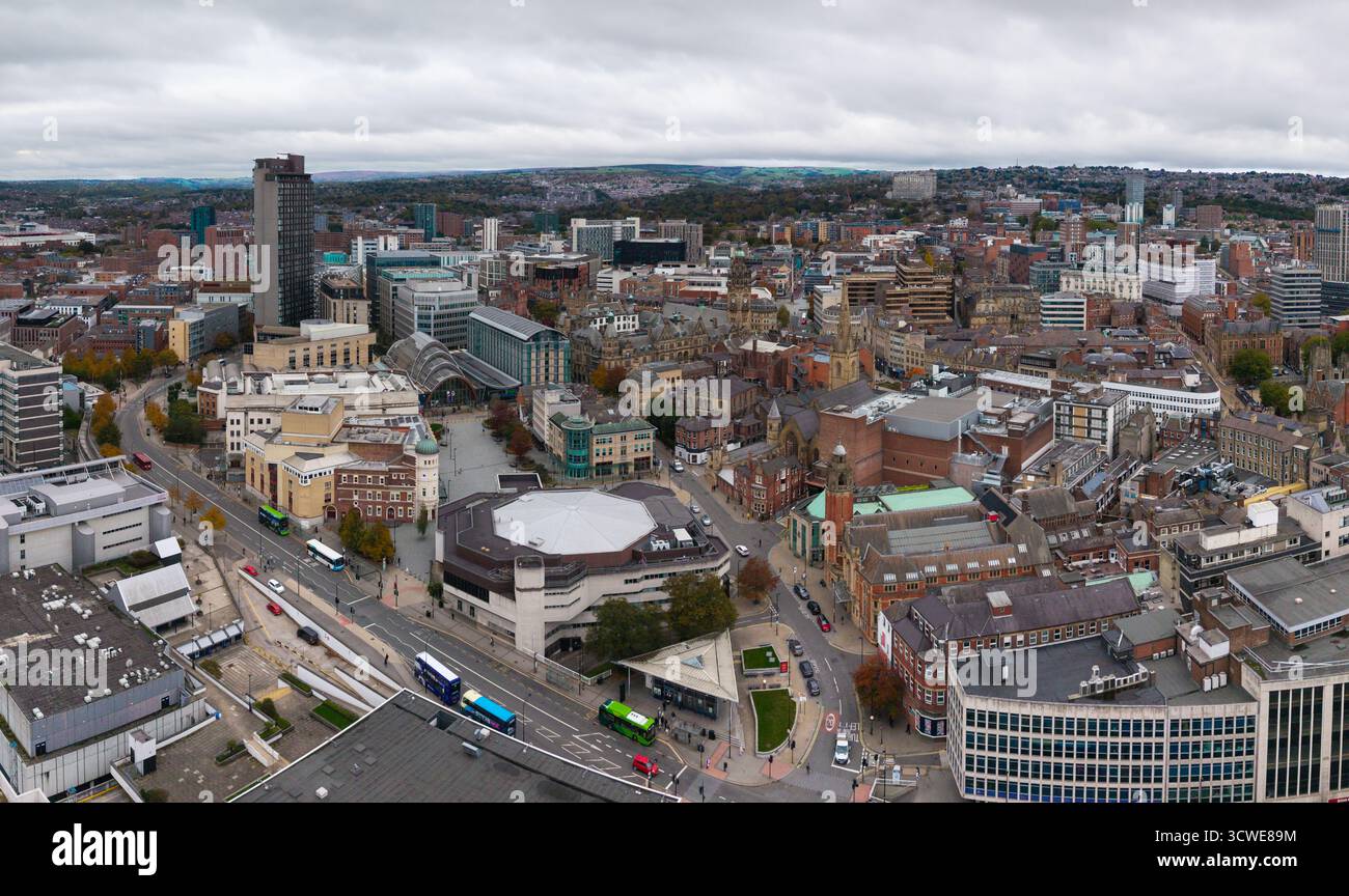 Vue aérienne du paysage urbain de Sheffield dans le South Yorkshire, Royaume-Uni avec le Crucible Theatre et Winter Gardens Banque D'Images