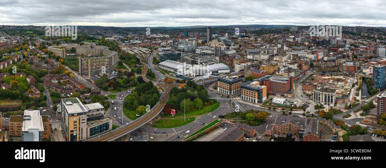 SHEFFIELD, ROYAUME-UNI - 7 OCTOBRE 2025. . Vue panoramique aérienne du paysage urbain de Sheffield avec le bâtiment Park Hill surplombant Ponds Forge et ci Banque D'Images