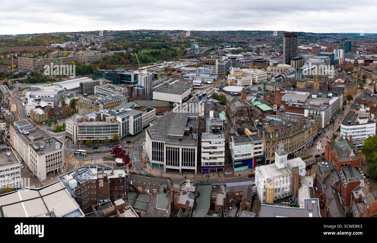 Vue aérienne du paysage urbain de Sheffield dans le South Yorkshire, Royaume-Uni avec le Crucible Theatre et Winter Gardens Banque D'Images