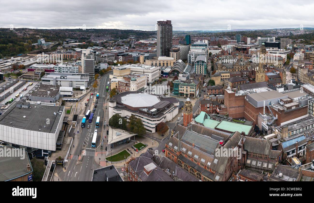 Vue aérienne du paysage urbain de Sheffield dans le South Yorkshire, Royaume-Uni dans le quartier des théâtres avec le promi Crucible Theatre et Winter Gardens Buildings Banque D'Images