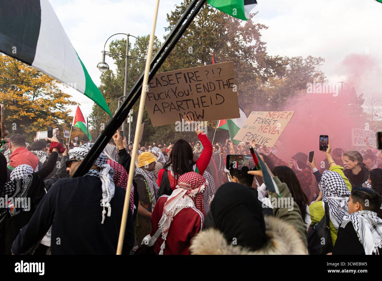 Des milliers de manifestants pro-palestiniens ont défilé dans le centre de Berlin samedi 11 octobre 2025, sous la bannière "Unis à Gaza", appelant à la fin de l'occupation israélienne et à la levée du blocus de la bande de Gaza. La manifestation a commencé près de la porte de Brandebourg, avec les participants agitant des drapeaux palestiniens et scandant des slogans tels que "Intifada jusqu'à la victoire" et "nous ne voulons qu'un seul État". Beaucoup portaient des signes accusant Israël de génocide et exigeant une intervention internationale. Une petite contre-manifestation pro-israélienne s'est réunie à proximité à la porte de Brandebourg, où les participants se sont dispersés Banque D'Images
