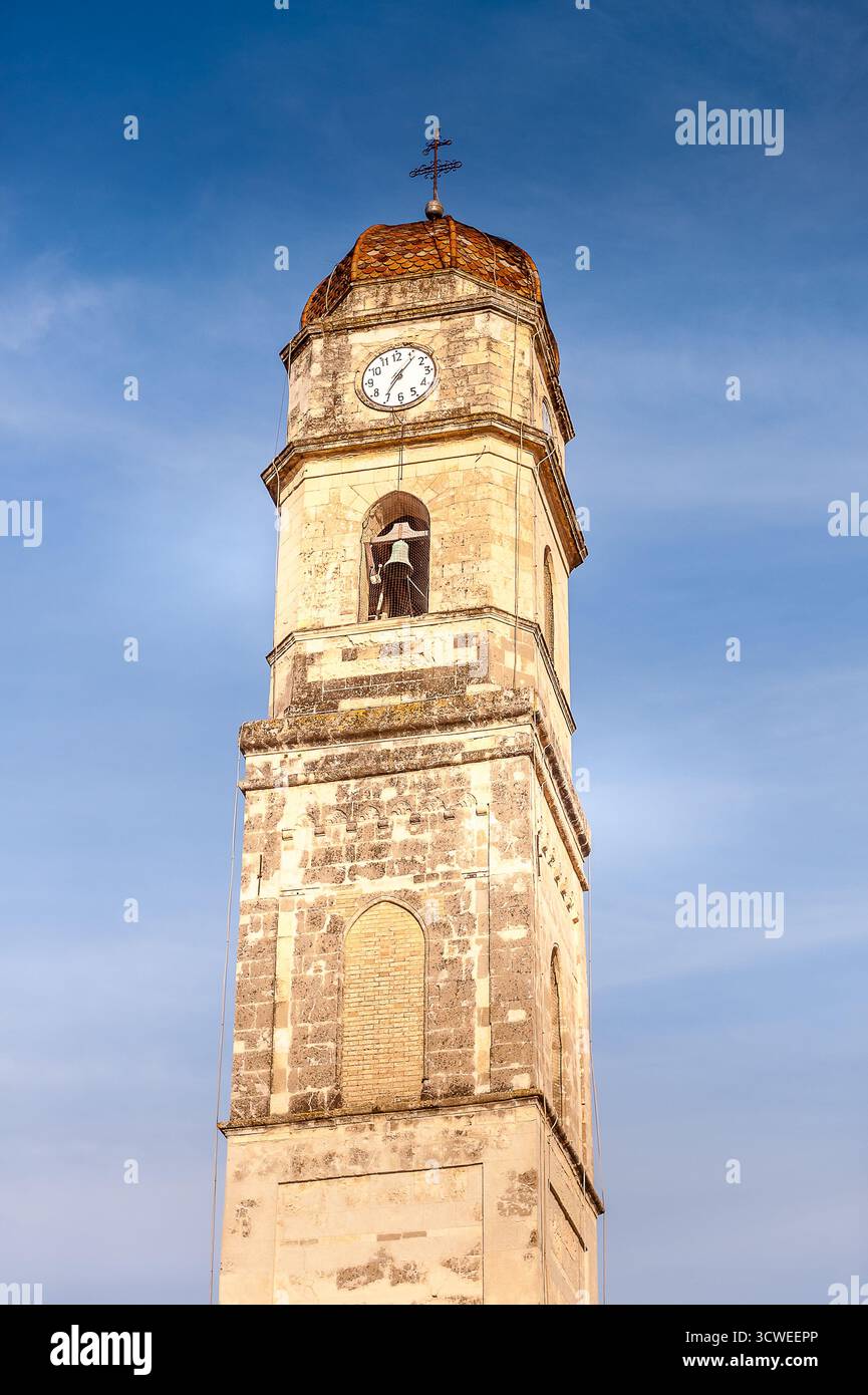 Église historique de San Pietro Apostolo avec sa grande tour de l'horloge à Assemini, Sardaigne, Italie, sous un ciel bleu clair Banque D'Images