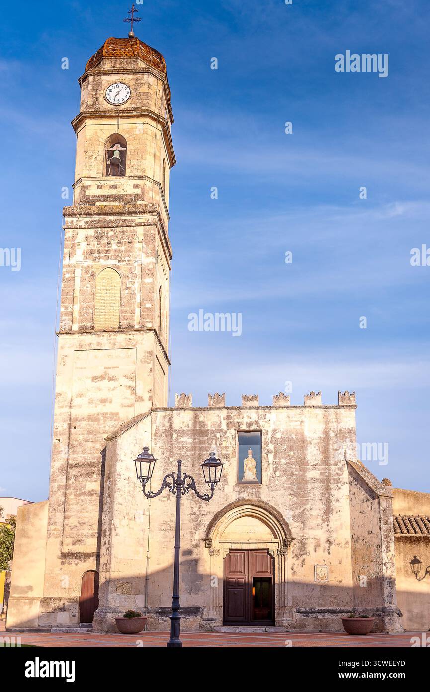 Église historique de San Pietro Apostolo avec sa grande tour de l'horloge à Assemini, Sardaigne, Italie, sous un ciel bleu clair Banque D'Images