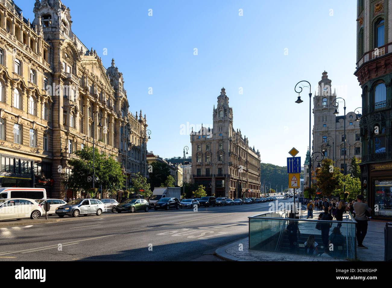 Ferenciek tere avec les palais Klotild en vue à Budapest par un après-midi ensoleillé Banque D'Images