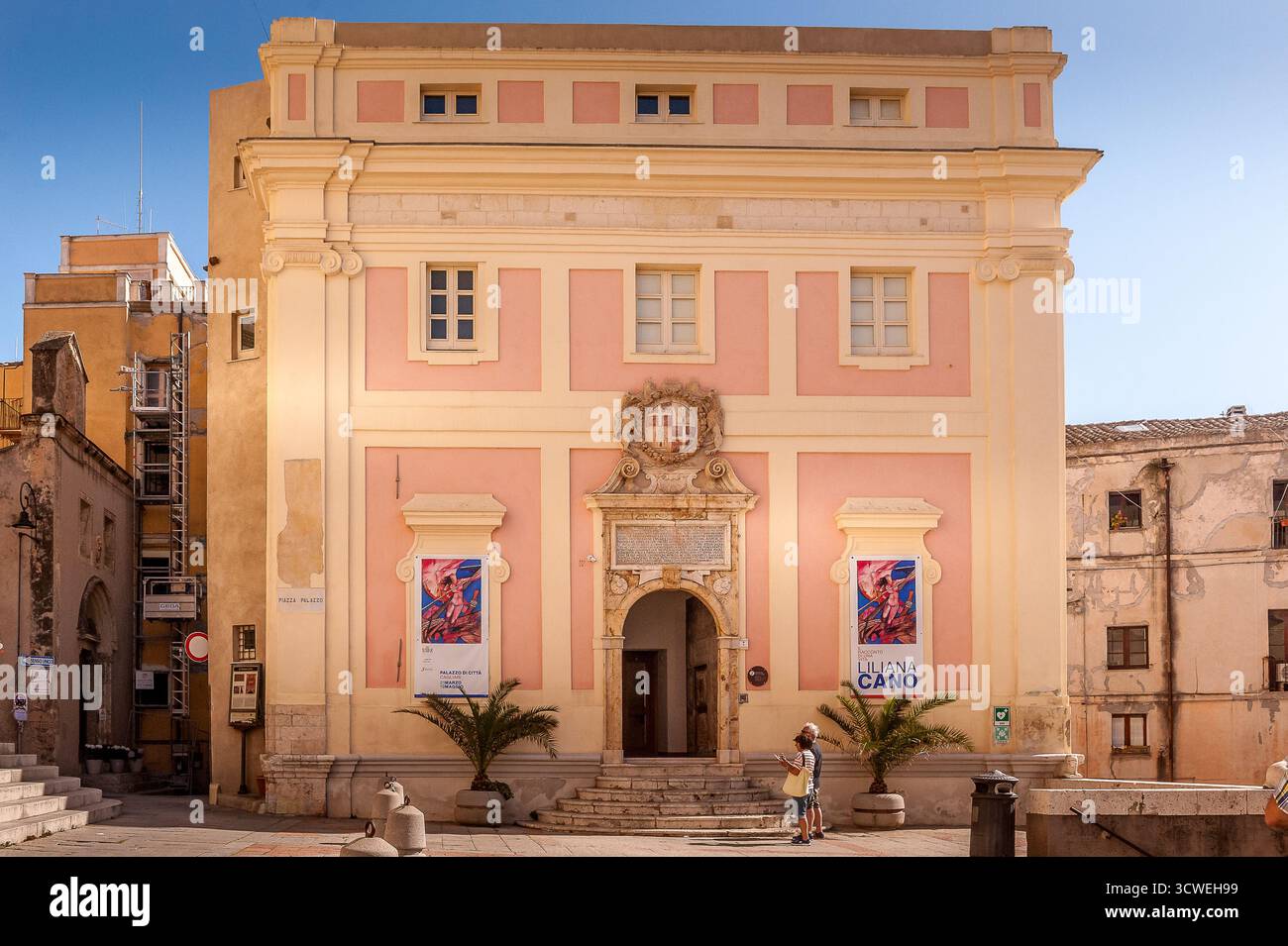 Entrée historique du Palazzo Viceregio à Cagliari, Sardaigne, Italie, avec portail baroque orné et armoiries royales au-dessus de la porte Banque D'Images