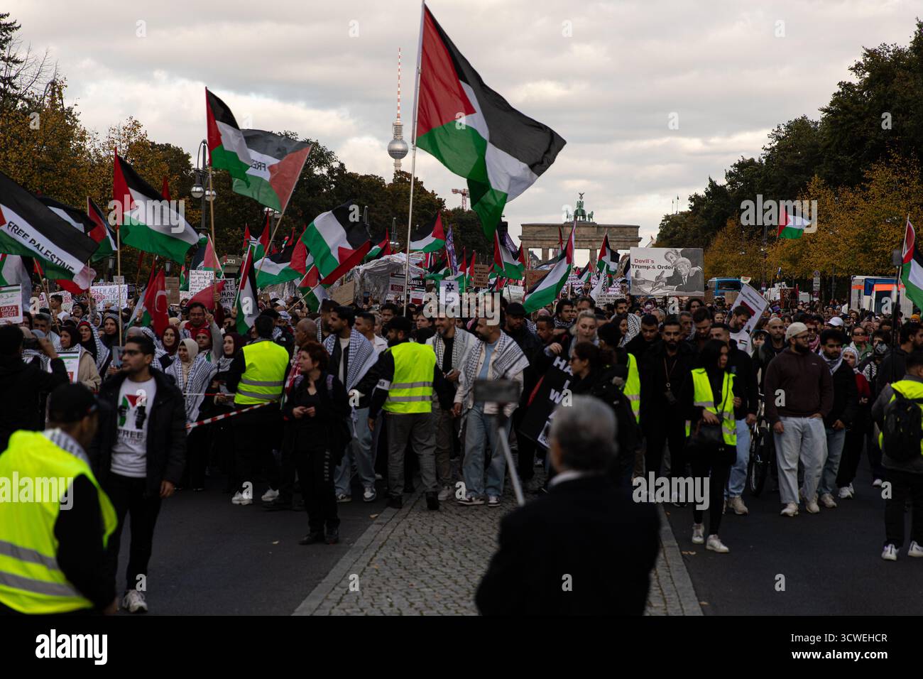 Des milliers de manifestants pro-palestiniens ont défilé dans le centre de Berlin samedi 11 octobre 2025, sous la bannière "Unis à Gaza", appelant à la fin de l'occupation israélienne et à la levée du blocus de la bande de Gaza. La manifestation a commencé près de la porte de Brandebourg, avec les participants agitant des drapeaux palestiniens et scandant des slogans tels que "Intifada jusqu'à la victoire" et "nous ne voulons qu'un seul État". Beaucoup portaient des signes accusant Israël de génocide et exigeant une intervention internationale. Une petite contre-manifestation pro-israélienne s'est réunie à proximité à la porte de Brandebourg, où les participants se sont dispersés Banque D'Images