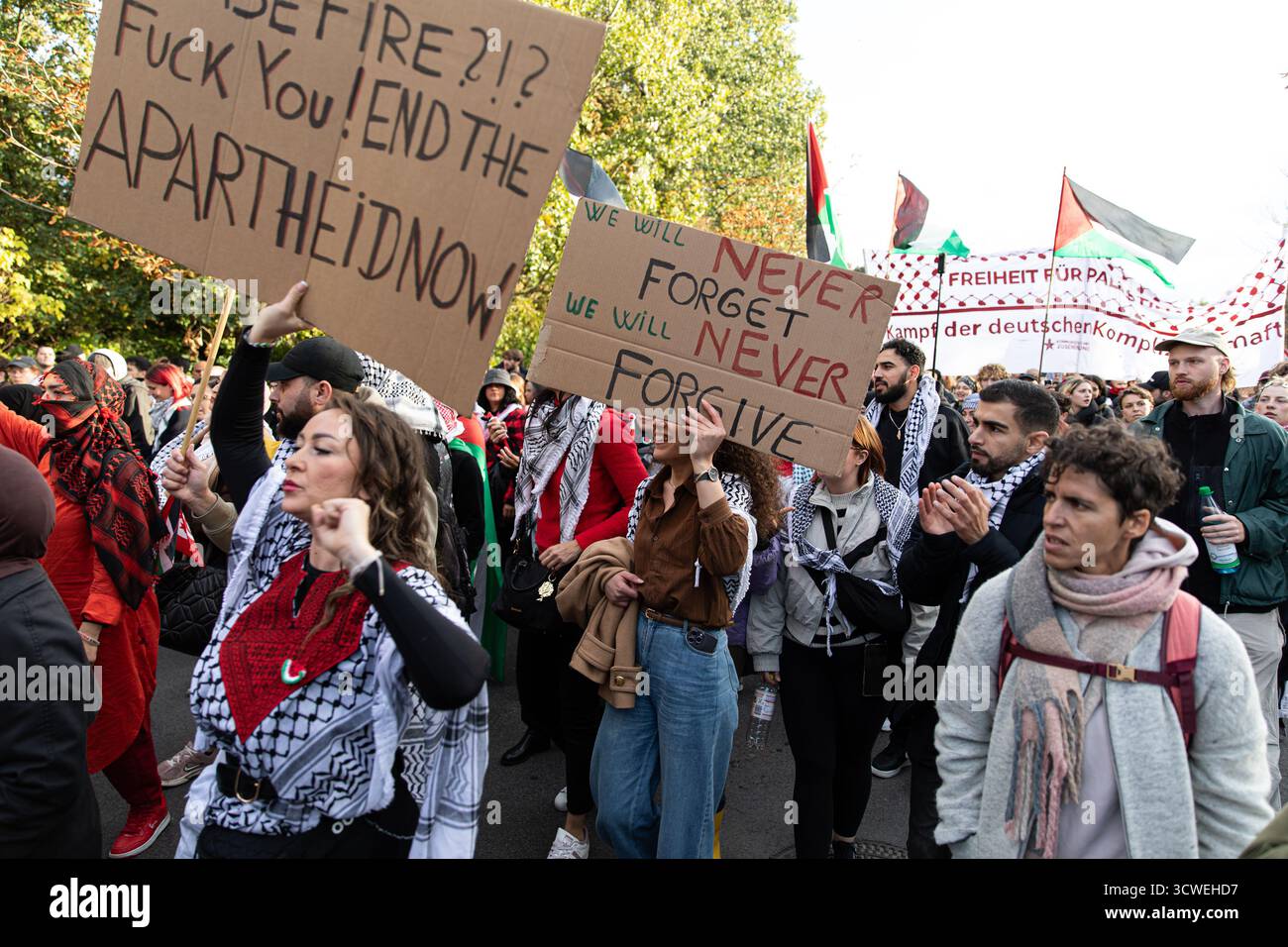 Des milliers de manifestants pro-palestiniens ont défilé dans le centre de Berlin samedi 11 octobre 2025, sous la bannière "Unis à Gaza", appelant à la fin de l'occupation israélienne et à la levée du blocus de la bande de Gaza. La manifestation a commencé près de la porte de Brandebourg, avec les participants agitant des drapeaux palestiniens et scandant des slogans tels que "Intifada jusqu'à la victoire" et "nous ne voulons qu'un seul État". Beaucoup portaient des signes accusant Israël de génocide et exigeant une intervention internationale. Une petite contre-manifestation pro-israélienne s'est réunie à proximité à la porte de Brandebourg, où les participants se sont dispersés Banque D'Images