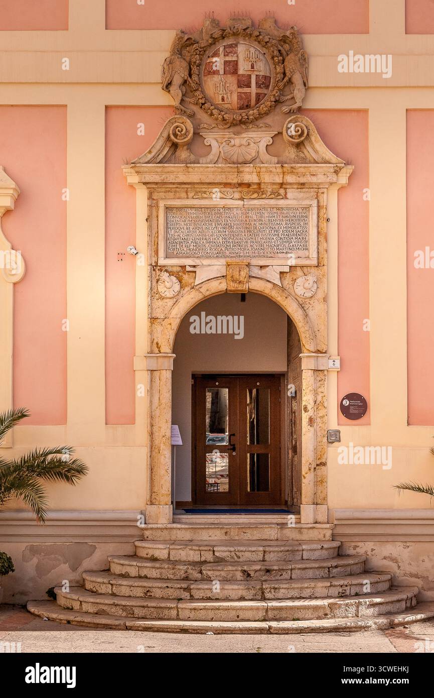 Entrée historique du Palazzo Viceregio à Cagliari, Sardaigne, Italie, avec portail baroque orné et armoiries royales au-dessus de la porte Banque D'Images