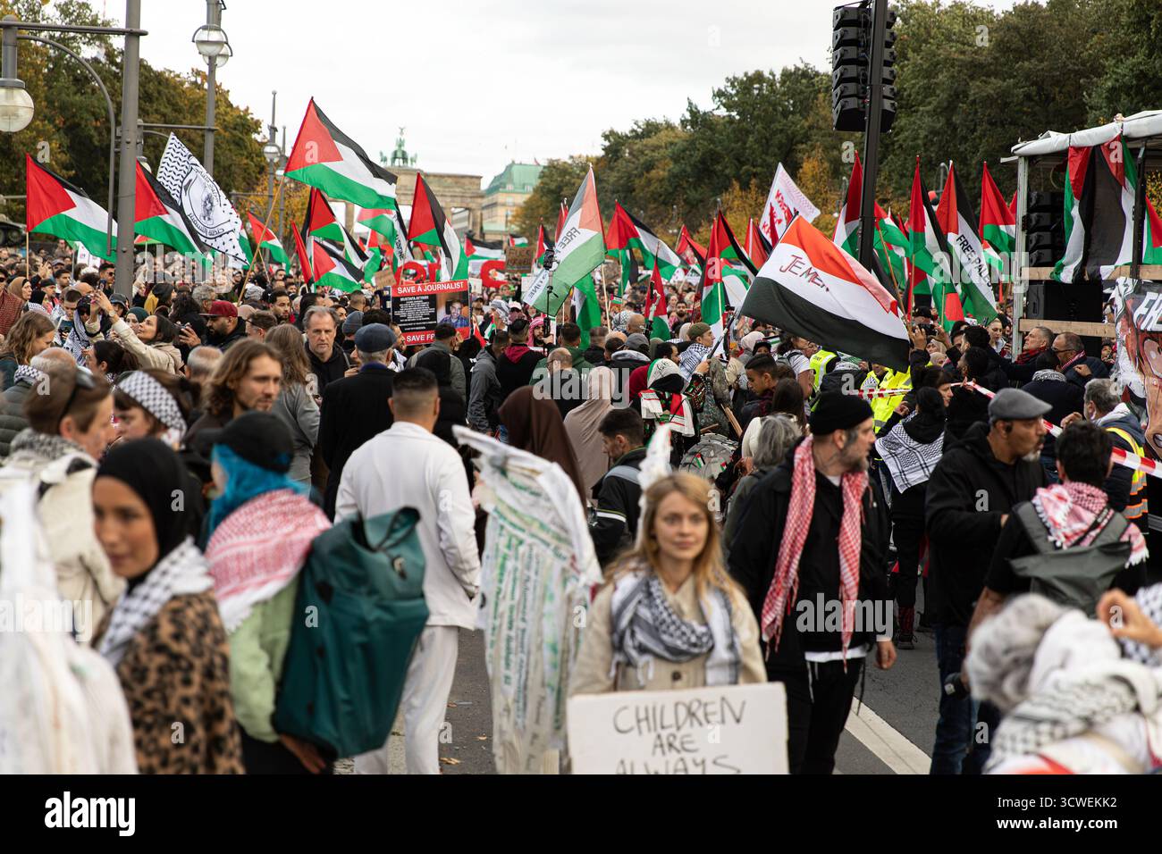 Des milliers de manifestants pro-palestiniens ont défilé dans le centre de Berlin samedi 11 octobre 2025, sous la bannière "Unis à Gaza", appelant à la fin de l'occupation israélienne et à la levée du blocus de la bande de Gaza. La manifestation a commencé près de la porte de Brandebourg, avec les participants agitant des drapeaux palestiniens et scandant des slogans tels que "Intifada jusqu'à la victoire" et "nous ne voulons qu'un seul État". Beaucoup portaient des signes accusant Israël de génocide et exigeant une intervention internationale. Une petite contre-manifestation pro-israélienne s'est réunie à proximité à la porte de Brandebourg, où les participants se sont dispersés Banque D'Images