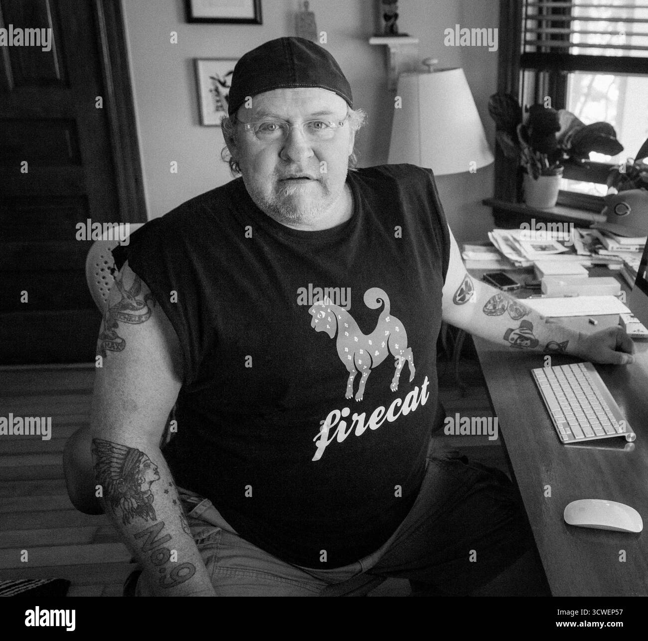 L'artiste Tony Fitzpatrick photographié dans sa maison de Chicago en 2011. Banque D'Images