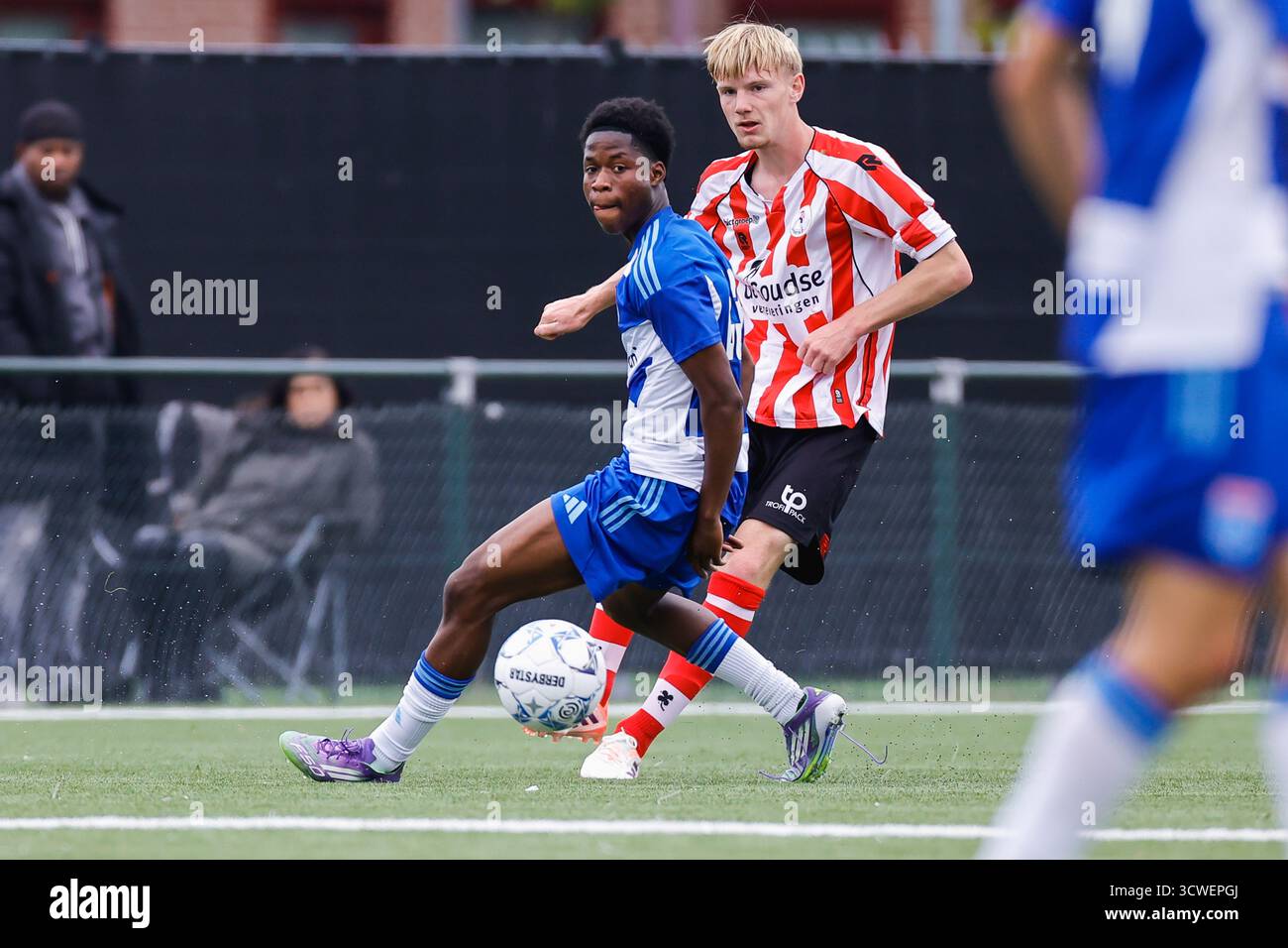 Zwolle - Joshua Bogerd du Sparta Rotterdam frappe le ballon lors de la huitième manche de compétition de la saison 2025/2026 de Tweede divisie. Le match aura lieu entre PEC Zwolle O19 et Sparta Rotterdam O19 au Sportpark Be Quick '28 le 11 octobre 2025 à Zwolle, pays-Bas. (VK Sportphoto/Raymond Smit) Banque D'Images