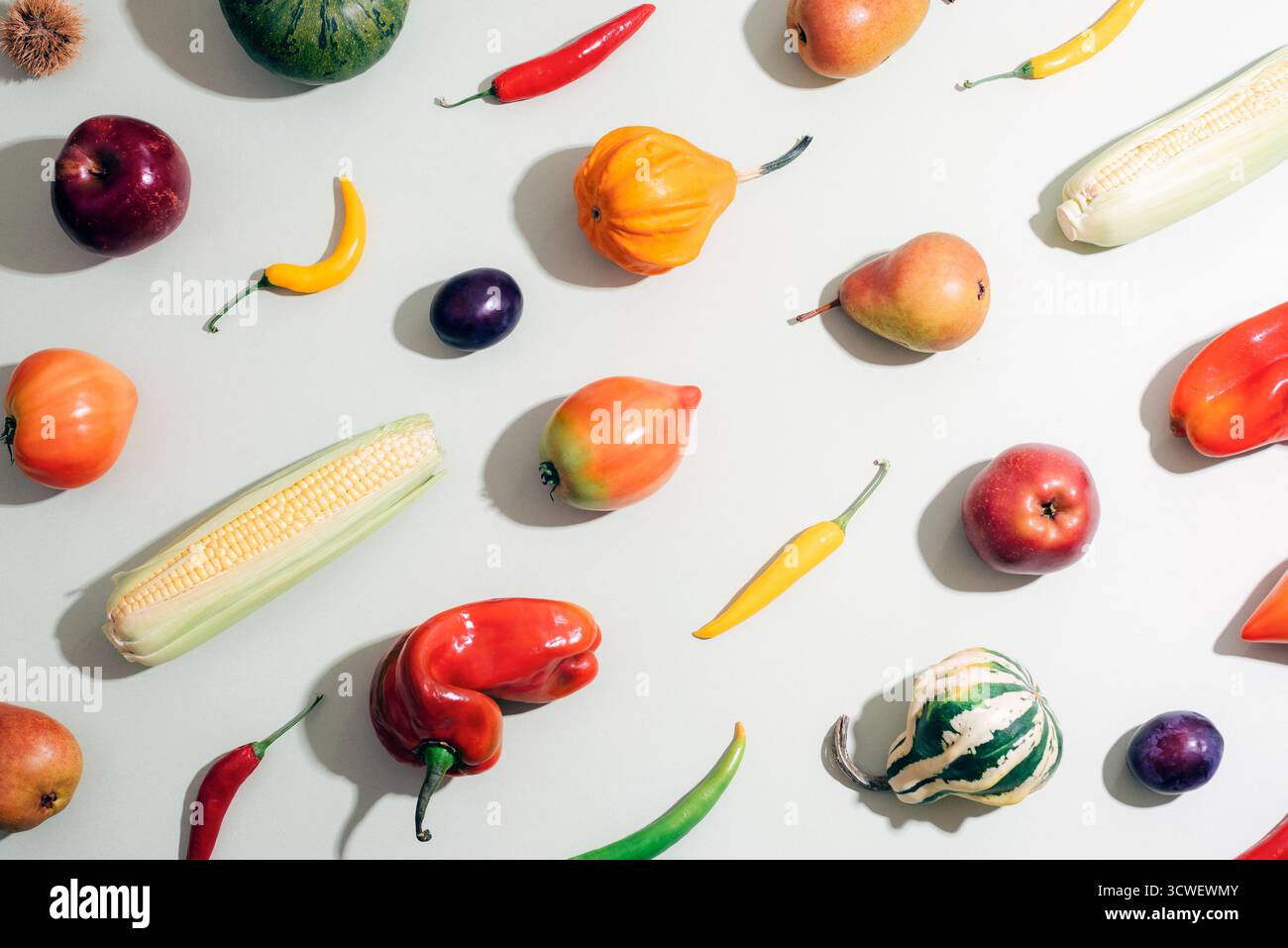 Légumes et fruits frais assortis sur fond clair, composition colorée à plat. Concept d'aliments biologiques sains. Vue de dessus. Banque D'Images