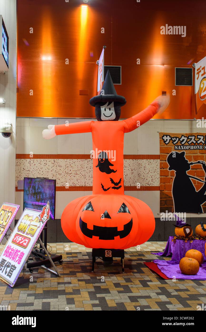 Décoration gonflable d'Halloween avec un chapeau de sorcière et un design de citrouille dans un quartier commerçant à Tokyo, Japon, le 20 octobre 2017 Banque D'Images