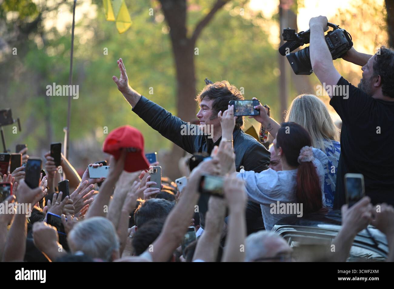 Corrientes, Corrientes, Argentine. 11 octobre 2025.le président de l'Argentine, le libertaire Javier Milei, lors du rassemblement national avant les élections législatives d'octobre, où il offre son soutien aux candidats locaux. Le Président argentin, Javier Milei, organise un rassemblement national avant les élections législatives. À Costanera Avenue (photo de Jose Luis Suerte/Alamy Live News) crédit : Jose Luis Suerte/Alamy Live News Banque D'Images