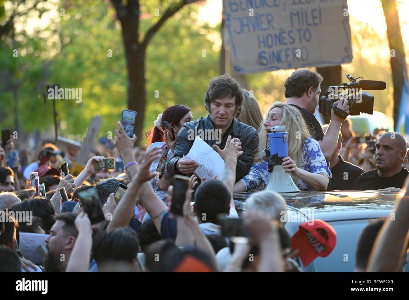 Corrientes, Corrientes, Argentine. 11 octobre 2025.le président de l'Argentine, le libertaire Javier Milei, lors du rassemblement national avant les élections législatives d'octobre, où il offre son soutien aux candidats locaux. Le Président argentin, Javier Milei, organise un rassemblement national avant les élections législatives. À Costanera Avenue (photo de Jose Luis Suerte/Alamy Live News) crédit : Jose Luis Suerte/Alamy Live News Banque D'Images