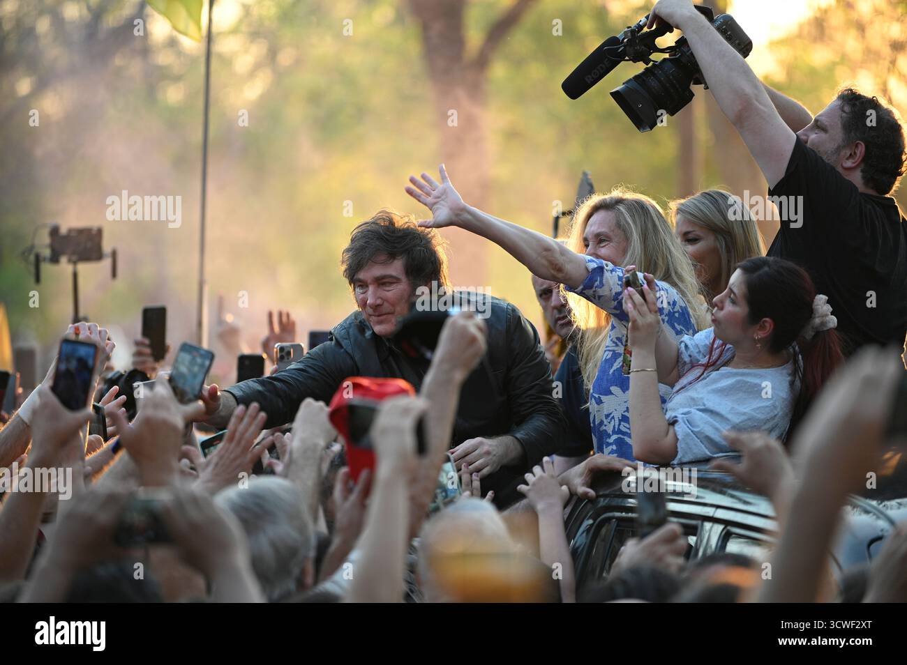 Corrientes, Corrientes, Argentine. 11 octobre 2025.le président de l'Argentine, le libertaire Javier Milei, lors du rassemblement national avant les élections législatives d'octobre, où il offre son soutien aux candidats locaux. Le Président argentin, Javier Milei, organise un rassemblement national avant les élections législatives. À Costanera Avenue (photo de Jose Luis Suerte/Alamy Live News) crédit : Jose Luis Suerte/Alamy Live News Banque D'Images