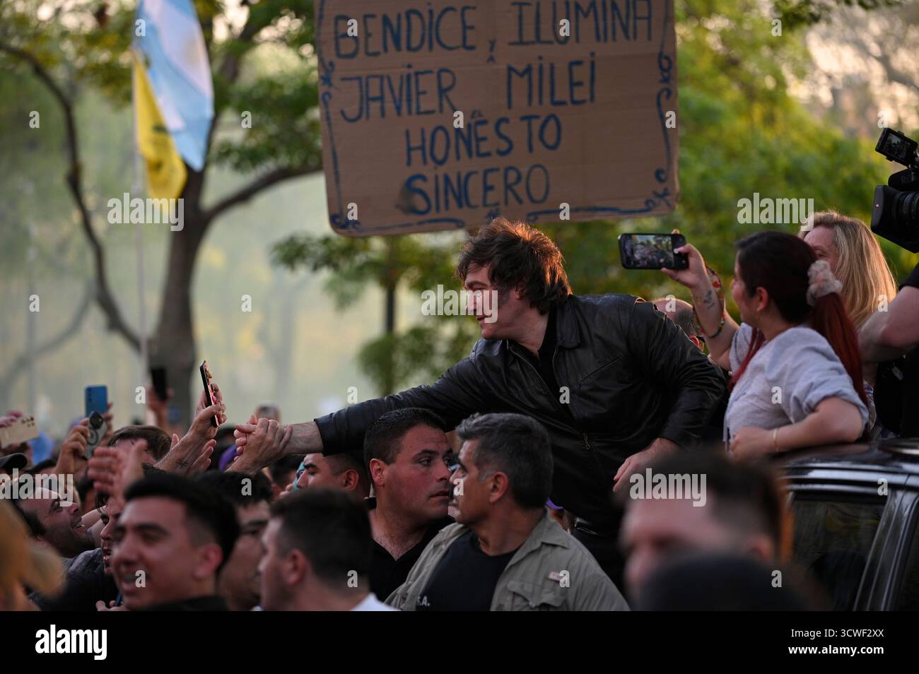 Corrientes, Corrientes, Argentine. 11 octobre 2025.le président de l'Argentine, le libertaire Javier Milei, lors du rassemblement national avant les élections législatives d'octobre, où il offre son soutien aux candidats locaux. Le Président argentin, Javier Milei, organise un rassemblement national avant les élections législatives. À Costanera Avenue (photo de Jose Luis Suerte/Alamy Live News) crédit : Jose Luis Suerte/Alamy Live News Banque D'Images