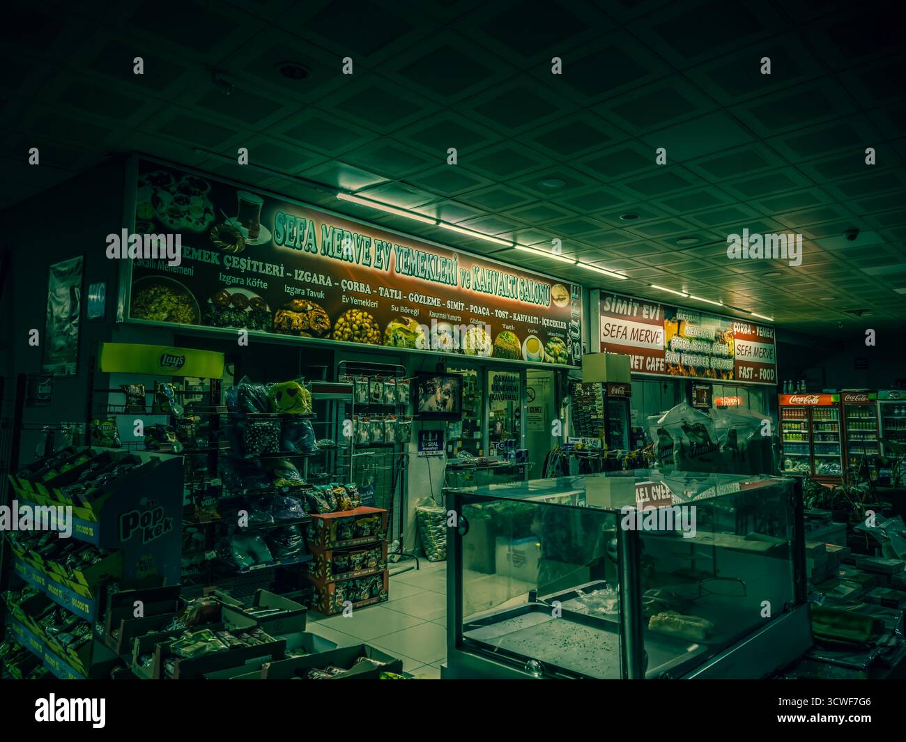 Samsun, Turquie - 2 avril 2024 : café turc de restauration rapide animé avec des enseignes au néon, des collations et des boissons la nuit. Café turc intérieur coloré, ambiance sombre Banque D'Images