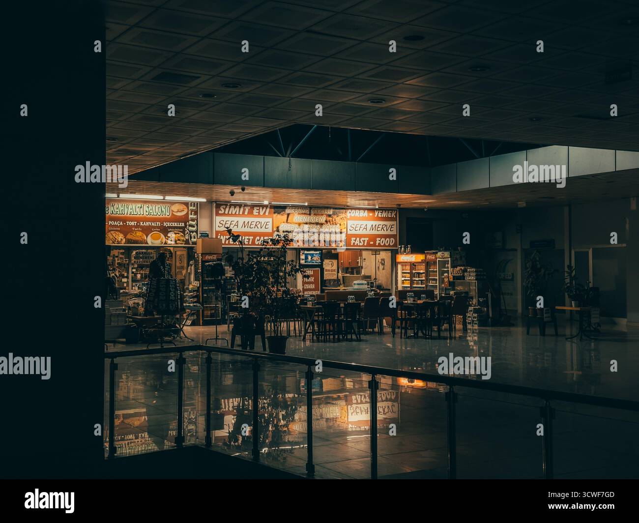 Samsun, Turquie - 2 avril 2024 : café turc de restauration rapide animé avec des enseignes au néon, des collations et des boissons la nuit. Café turc intérieur coloré, ambiance sombre Banque D'Images