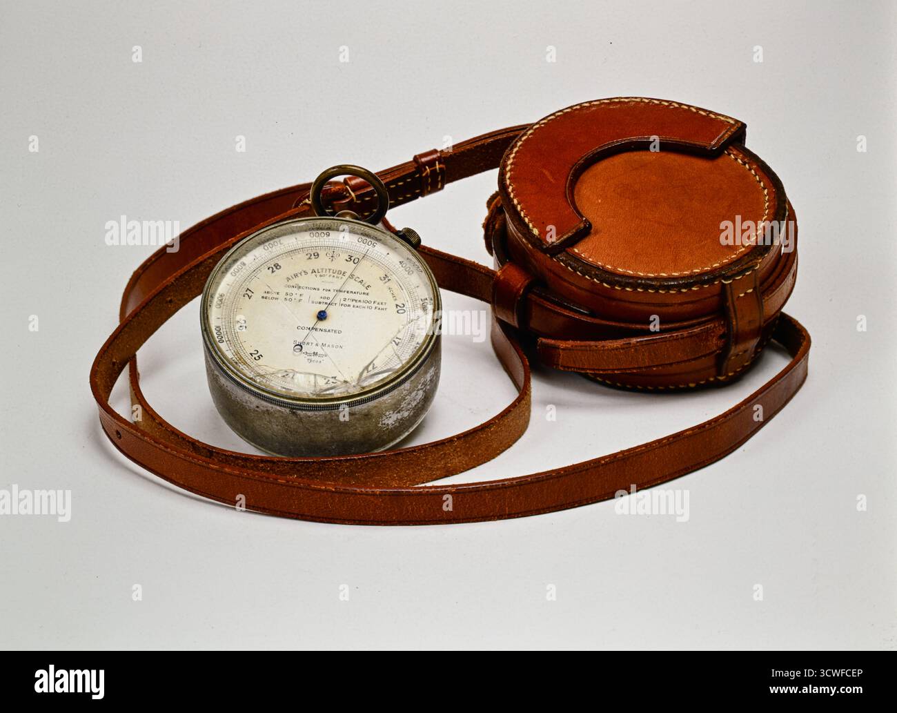Appareil de mesure d'échelle d'altitude d'Airy fabriqué par Short et Mason avec son étui de transport en cuir utilisé pour arpenter ancien vintage Banque D'Images