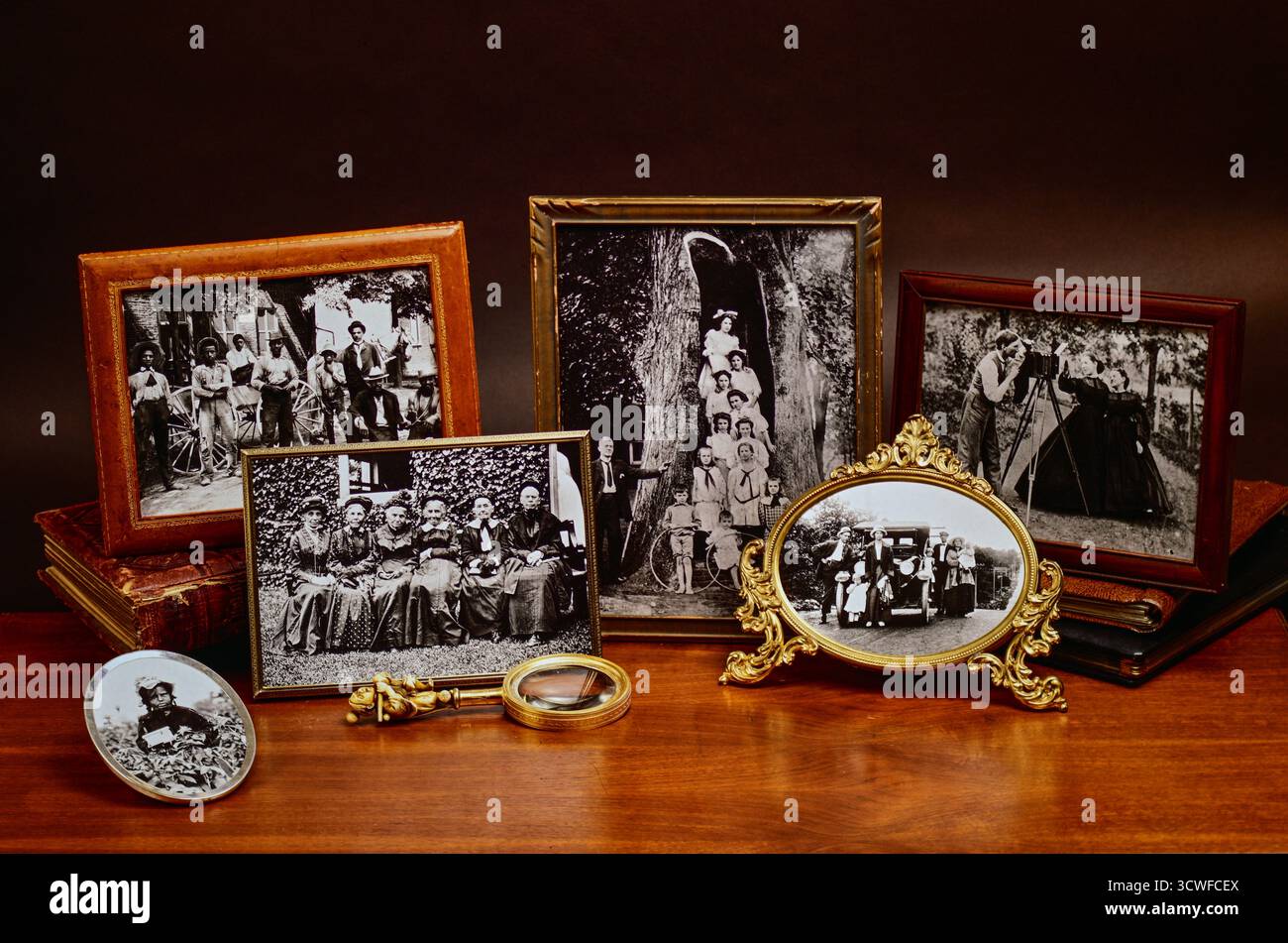 Vieilles photos de famille sur un bureau encadrées dans des cadres Banque D'Images
